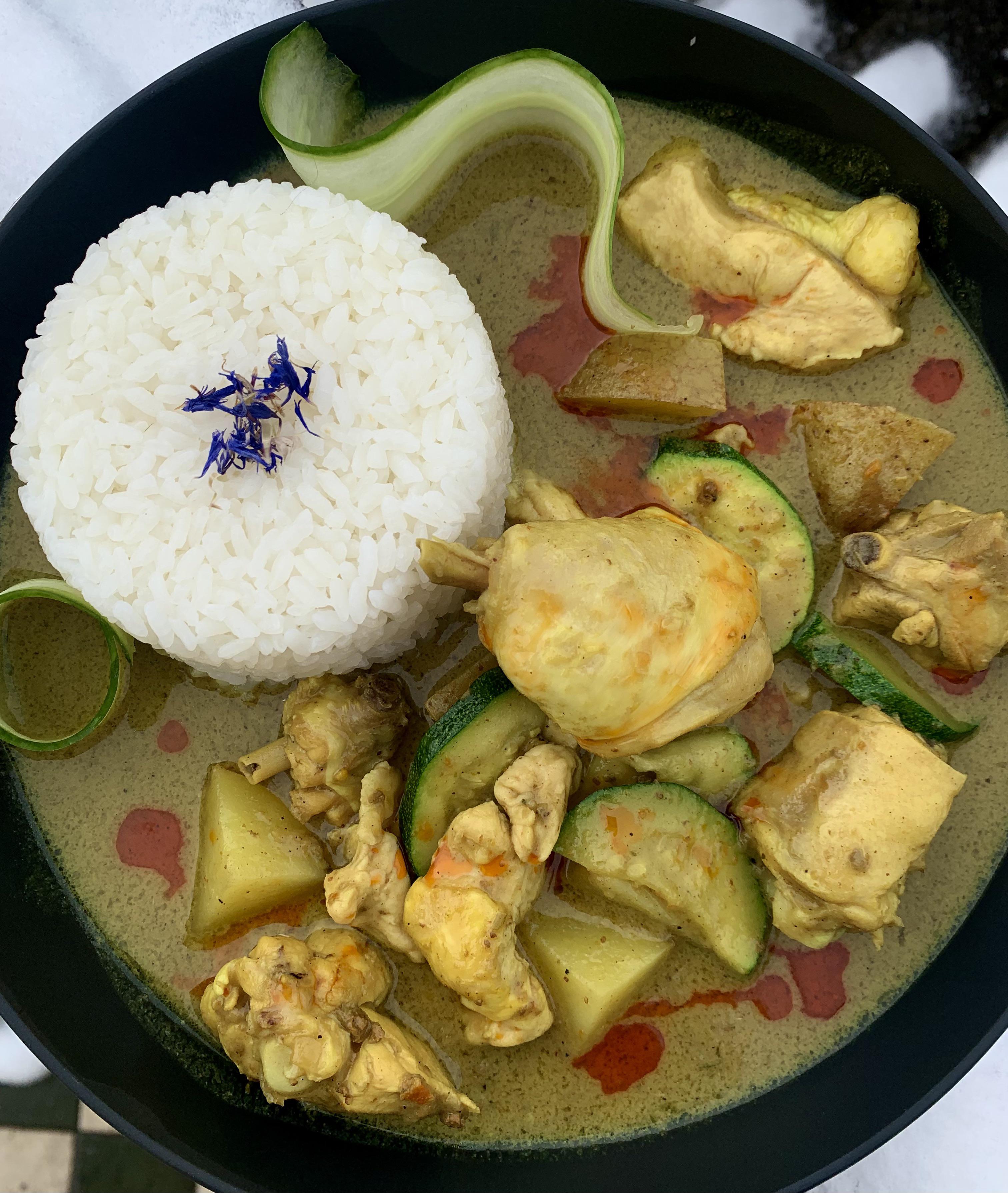 [Homemade] Curry with Chicken, Potatoes and Zucchini r/FoodPorn