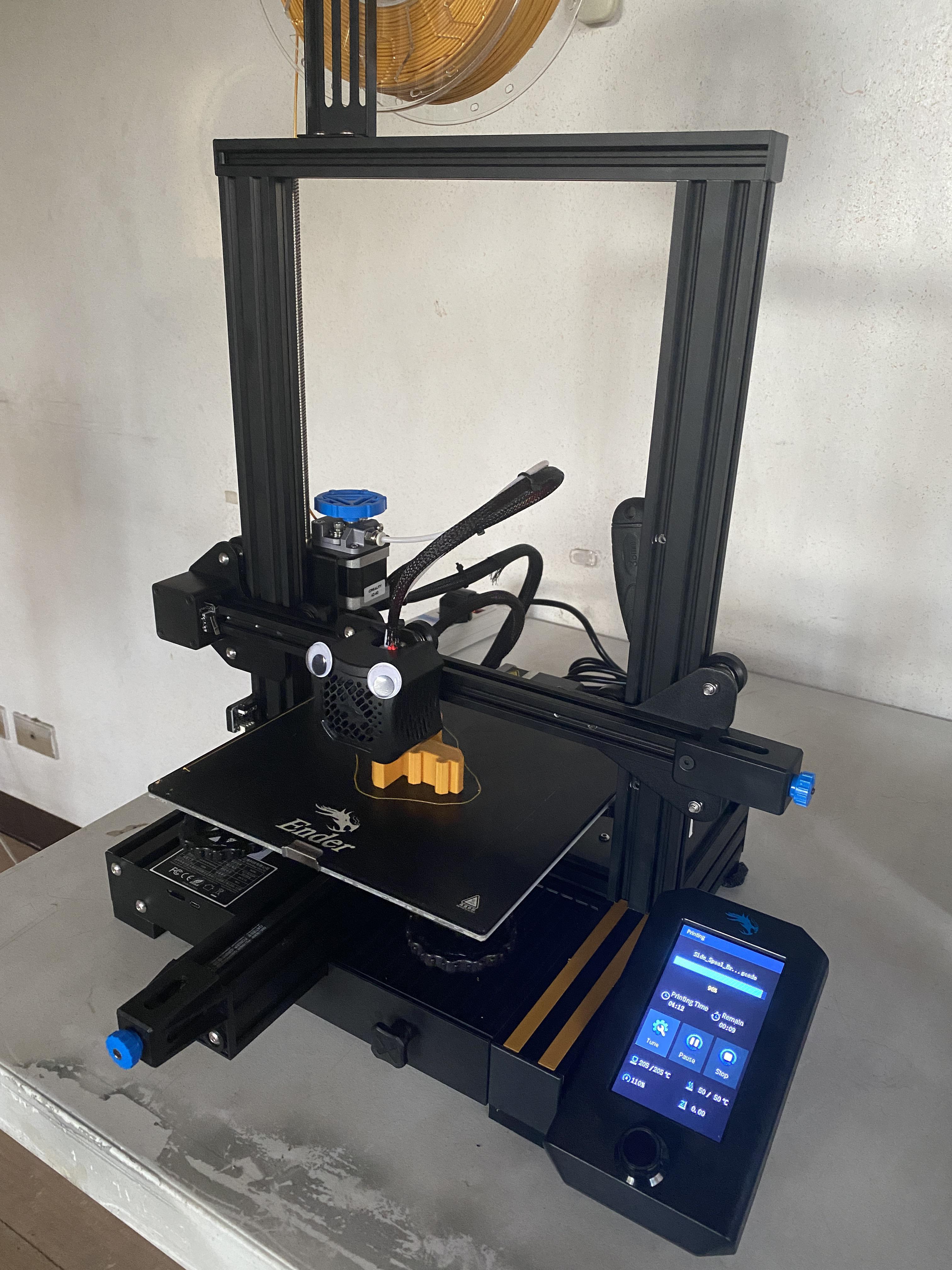 My first real print on my new Ender 3 V2. Damn this thing is so quiet