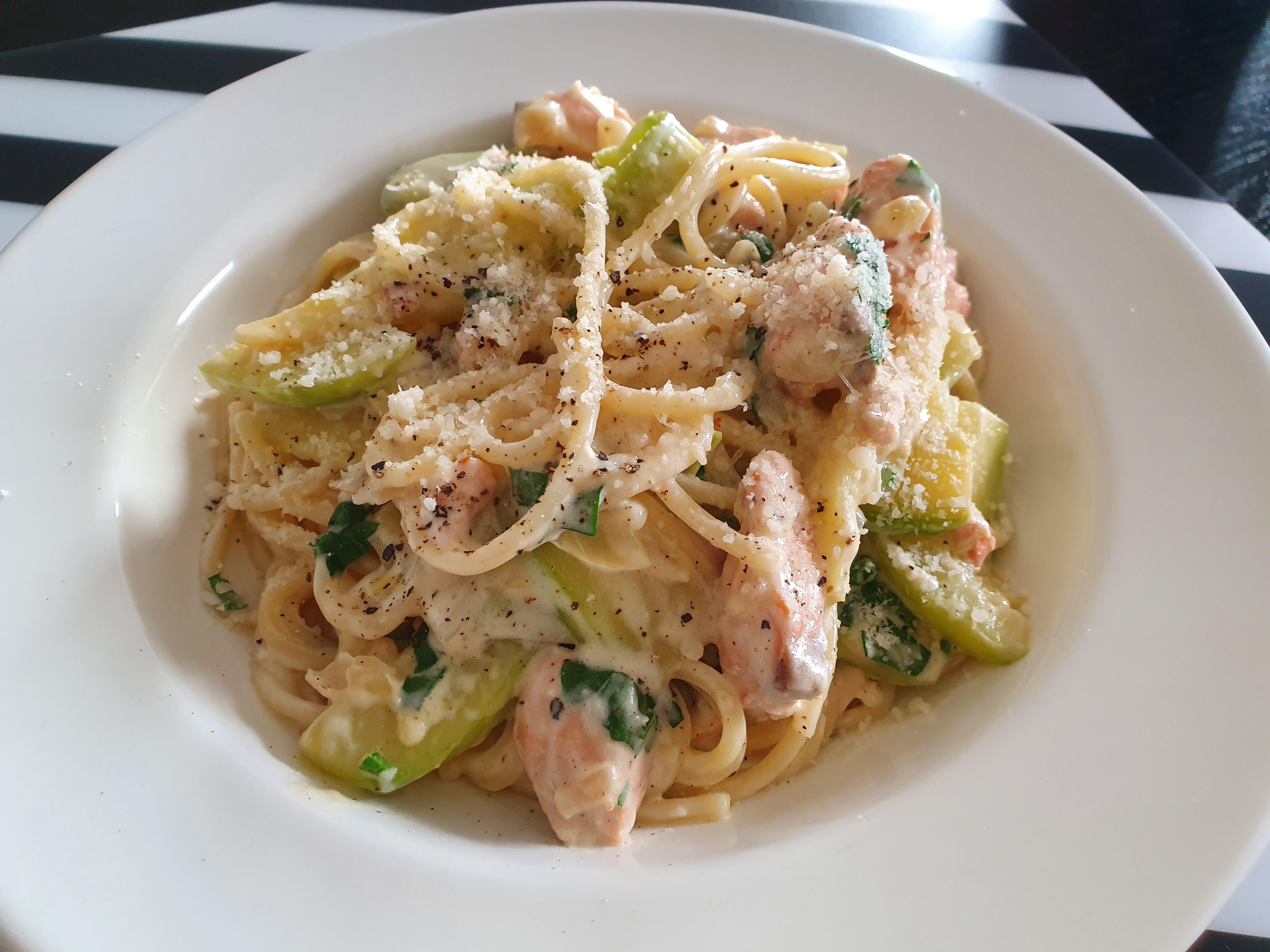 [HOMEMADE] Creamy salmon & zucchini pasta r/food