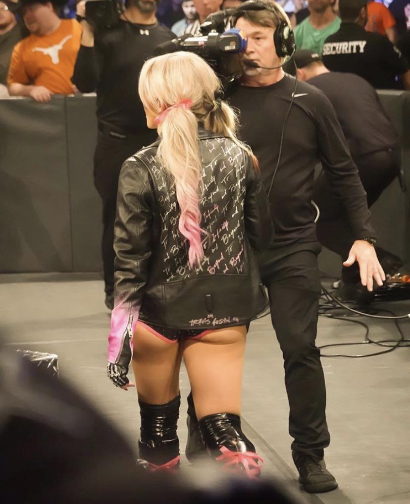 Alexa’s butt cheeks 🍑 WrestleWithThePlot