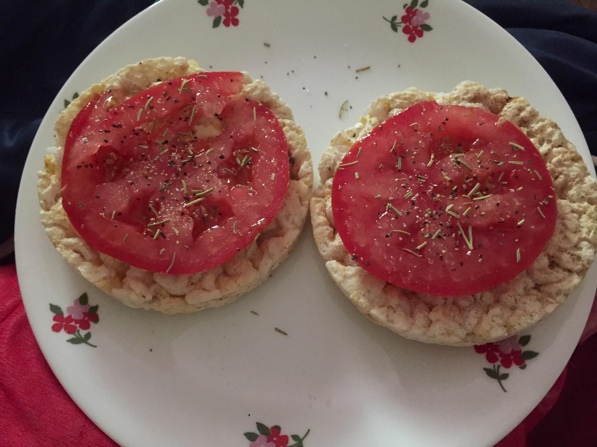 2 cheddar flavor rice cakes with tomato safe_food