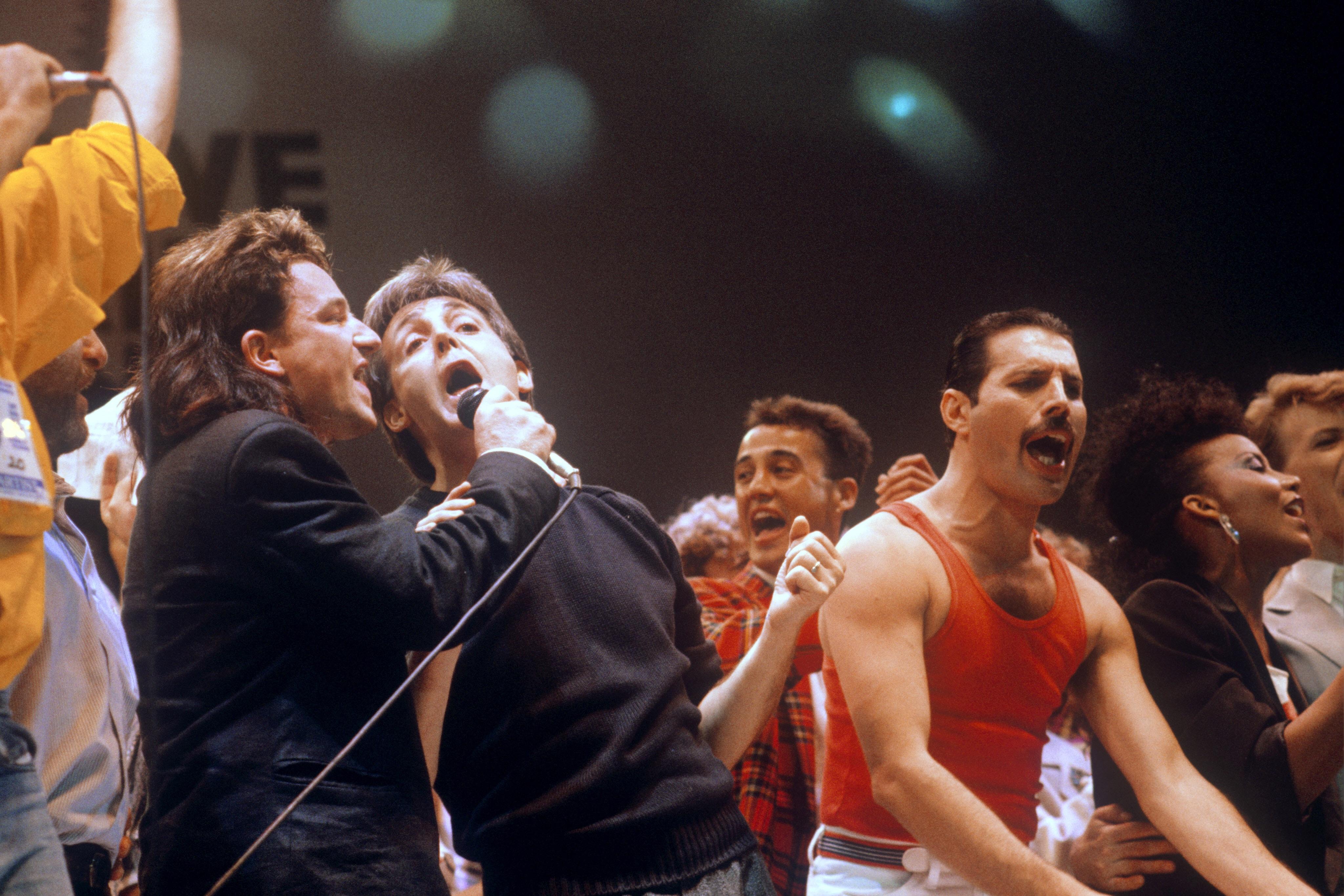 Bono, Paul McCartney and Freddie Mercury at Live Aid, 1985. [4096x2731