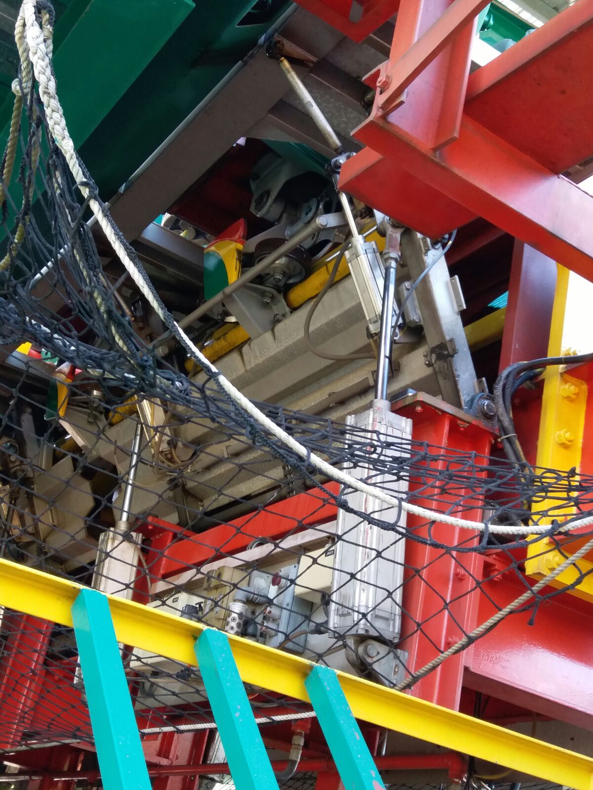 b&m floorless coaster station mechanics r/rollercoasters