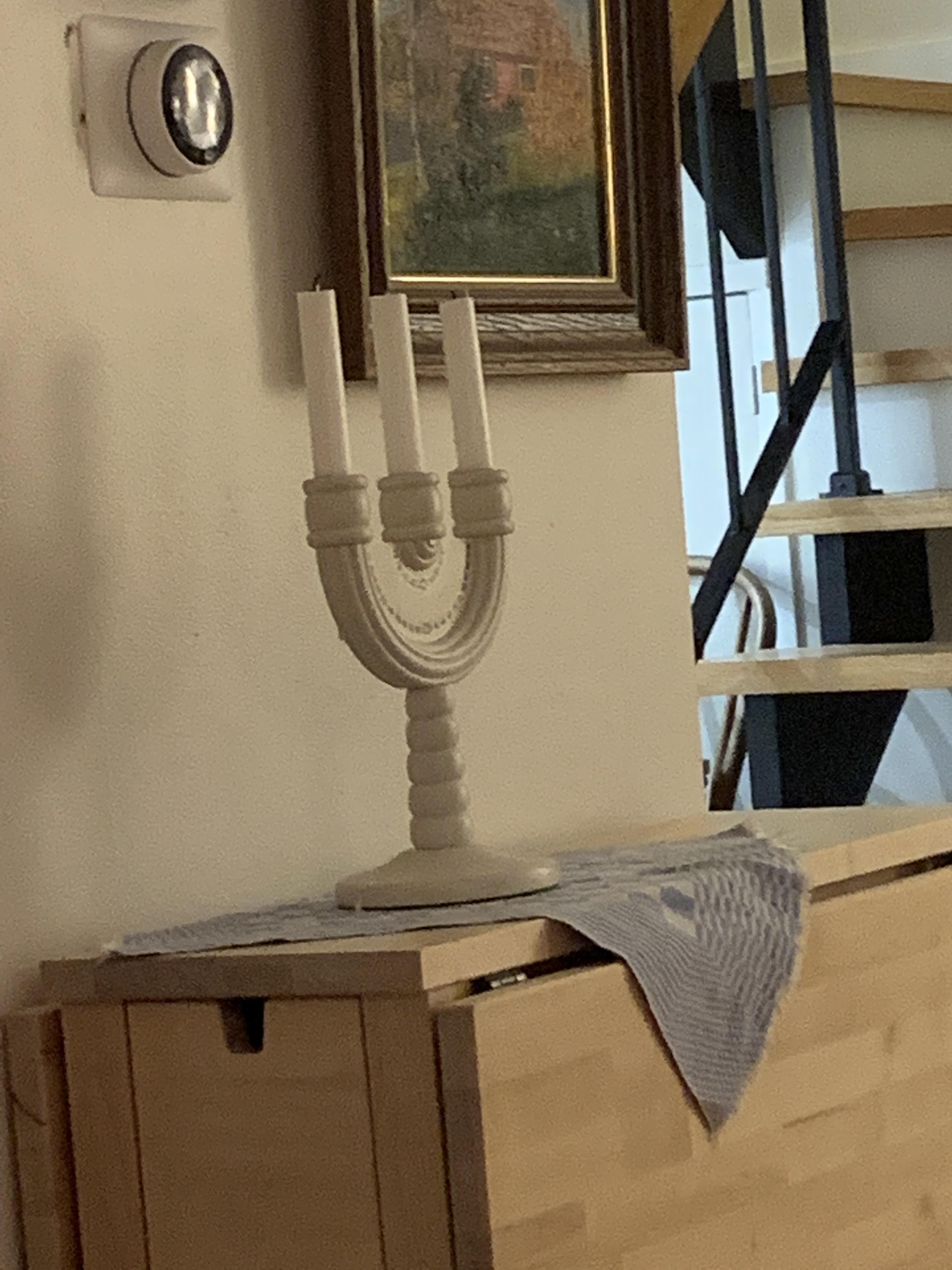 The middle candle looks like it’s floating r/mildlyinteresting