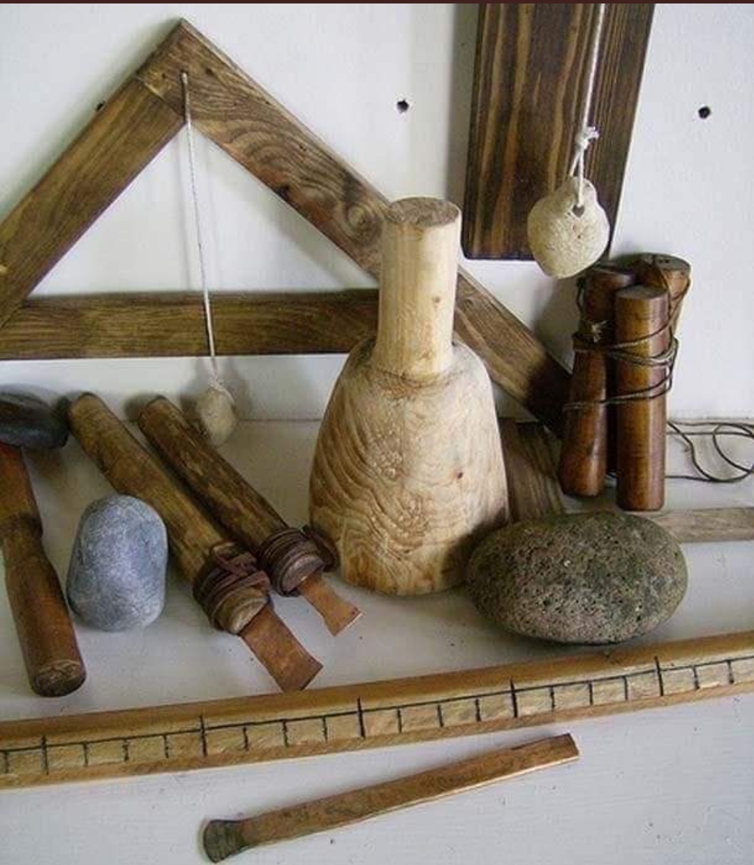 Hammer, chisel, measuring rope and ruler With these tools, the ancient