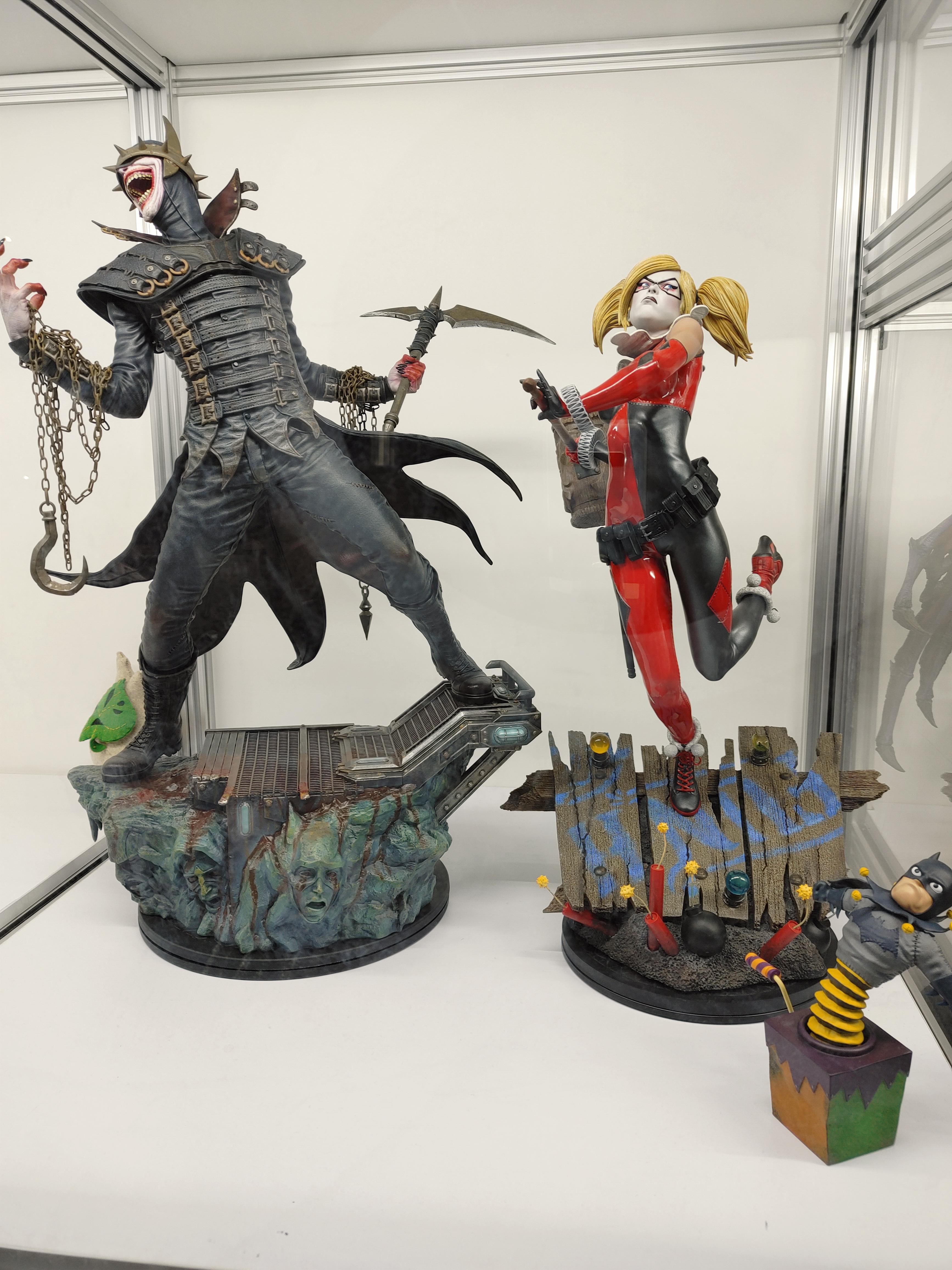 Sideshow Collectibles Batman Who Laughs and Harley Quinn premium format statues r