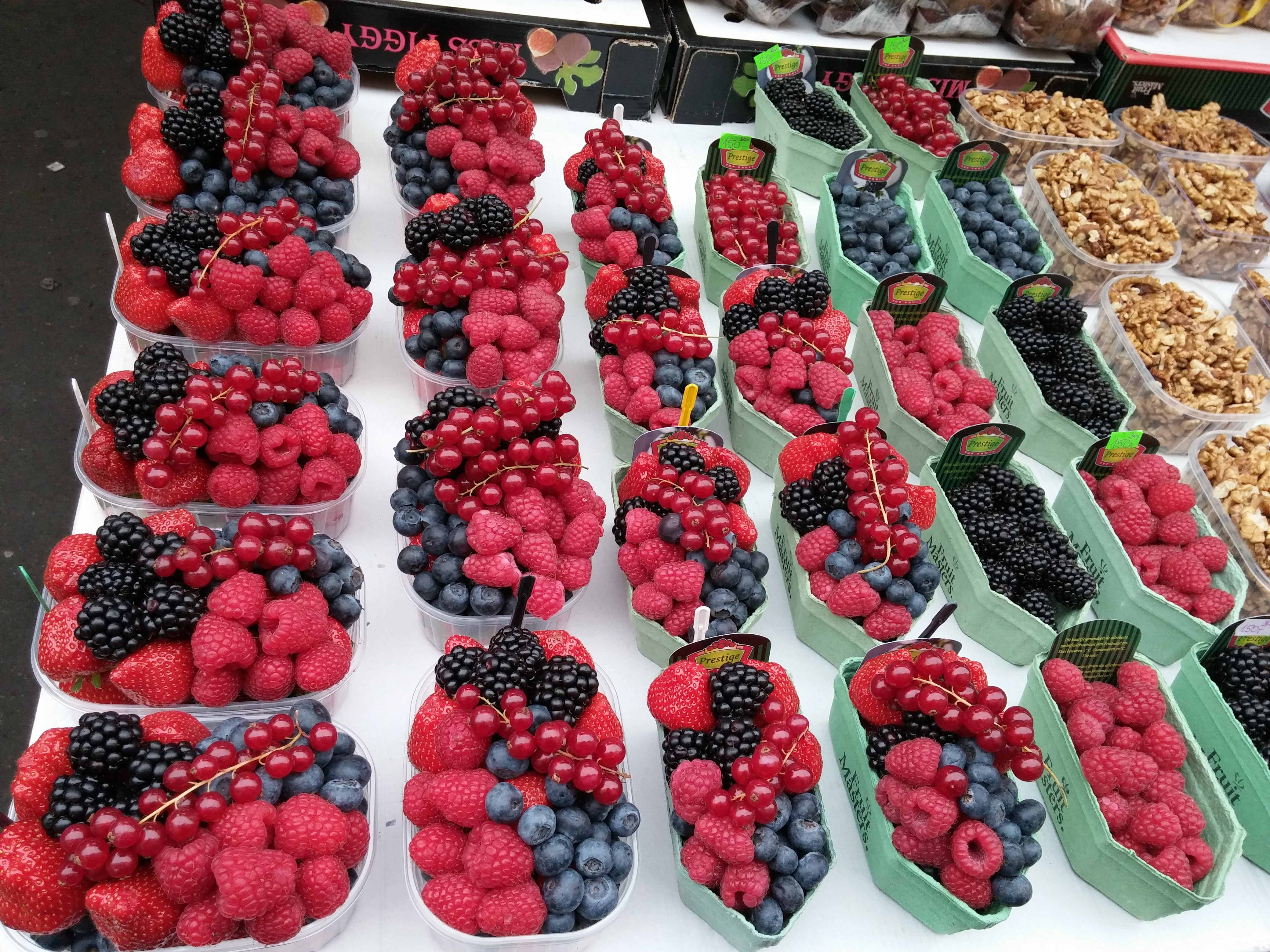 These fruits being sold in the Czech Republic. r/oddlysatisfying