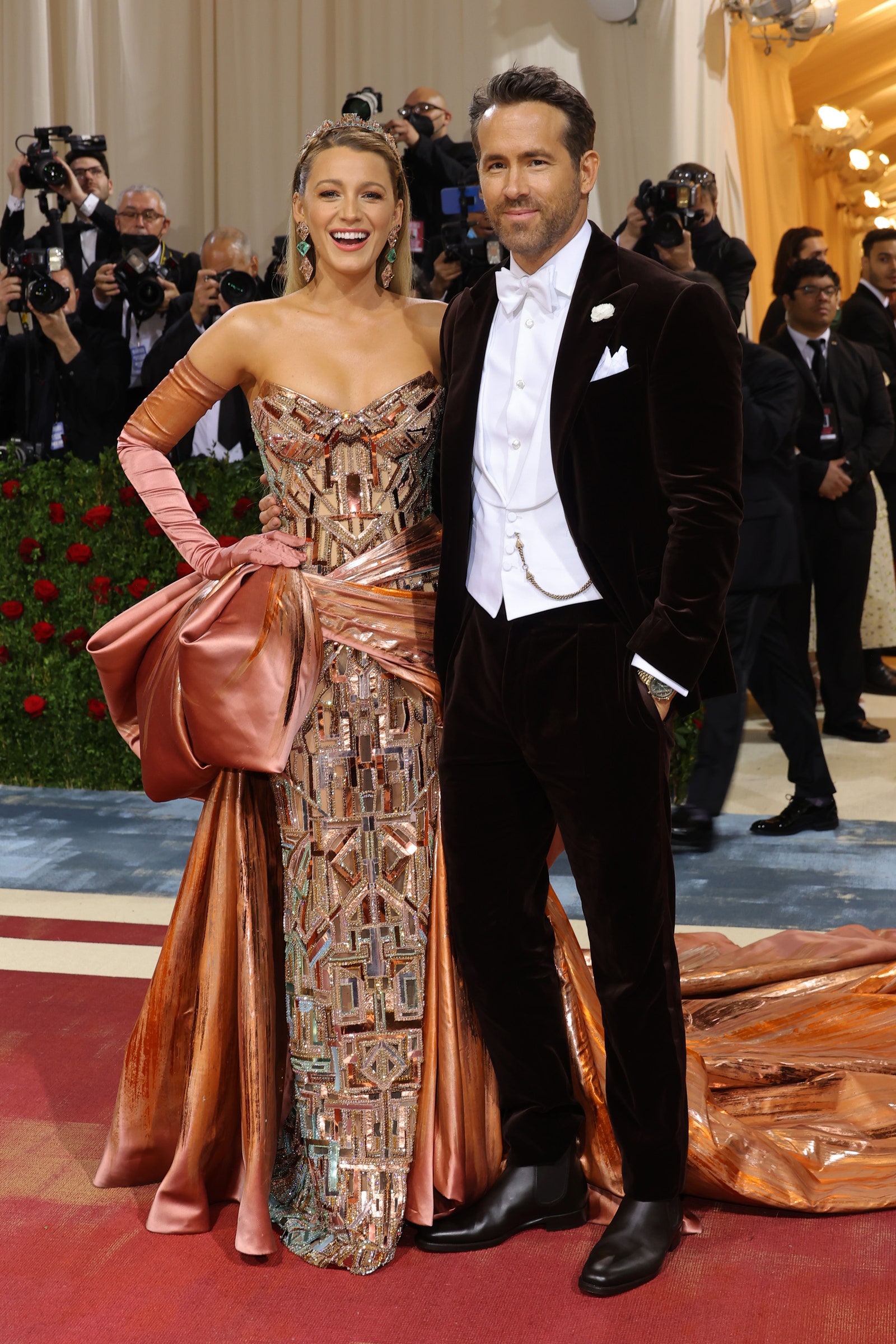 Blake Lively Wearing Versace, And Ryan Reynolds At The Met Gala 2022 [1600×2400] - The Best Designs And Art From The Internet