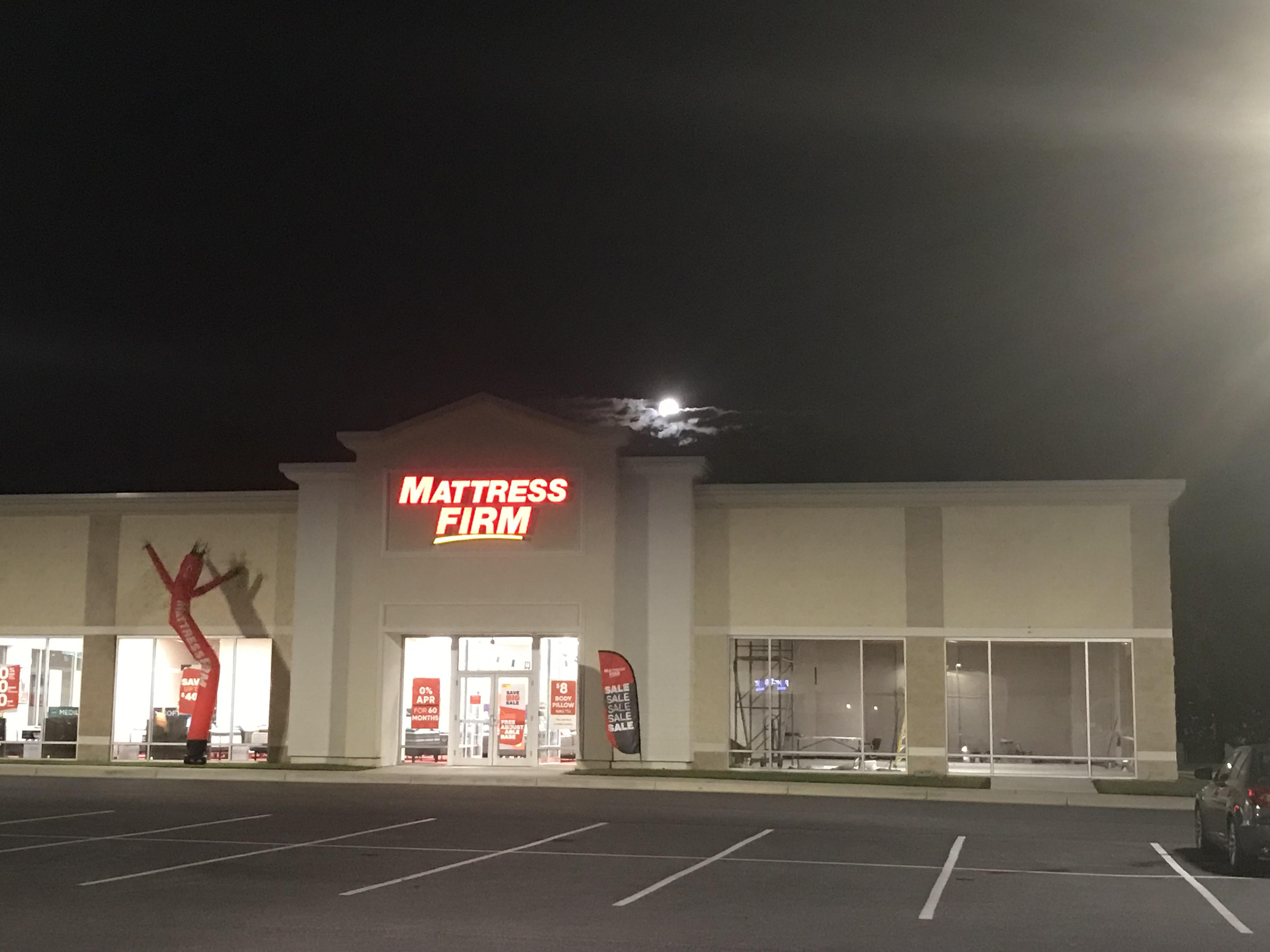 a nighttime Mattress Firm in Maryland r/evilbuildings