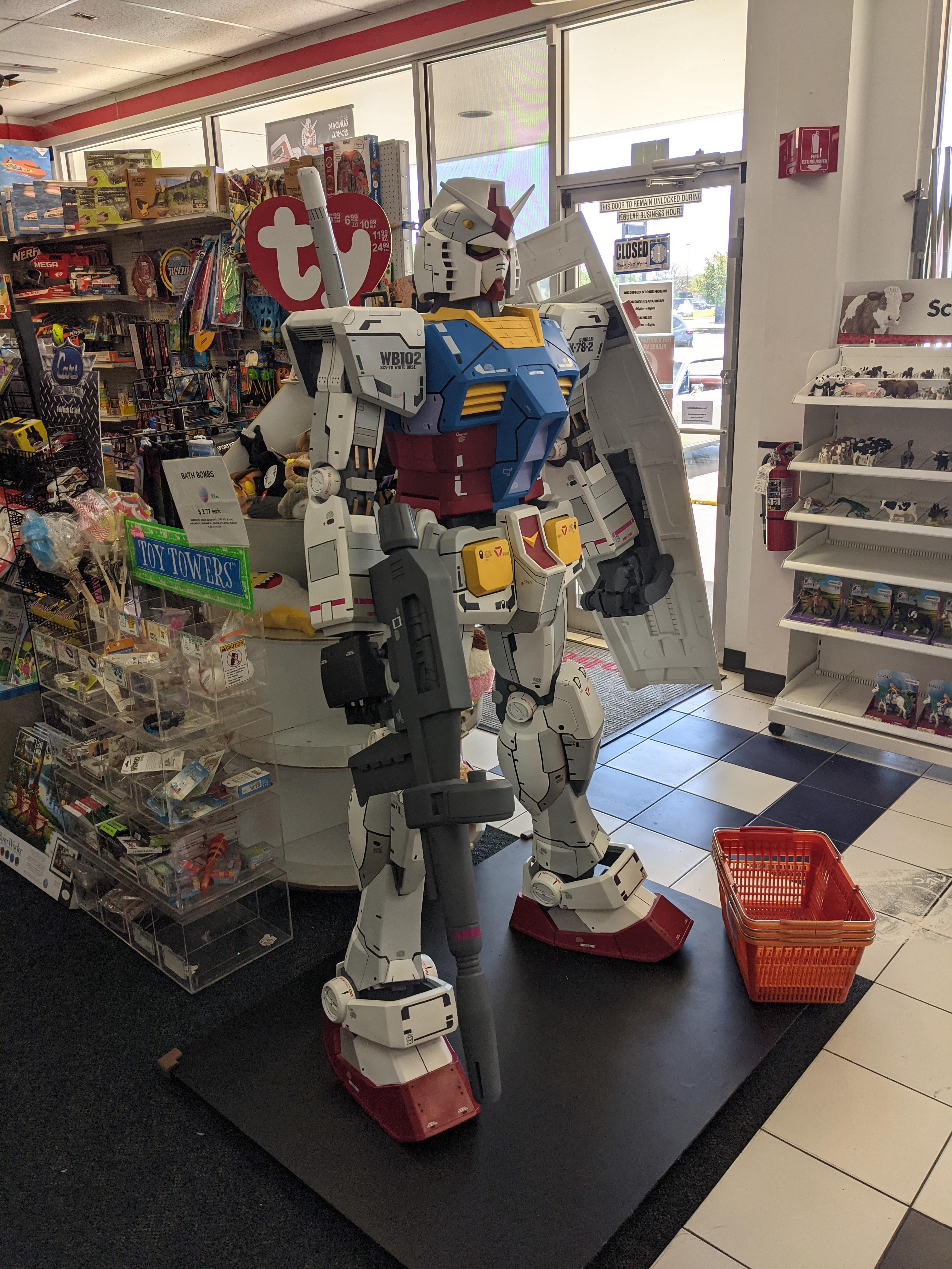 Gundam statue at hobbytown cedar park, TX r/Gundam