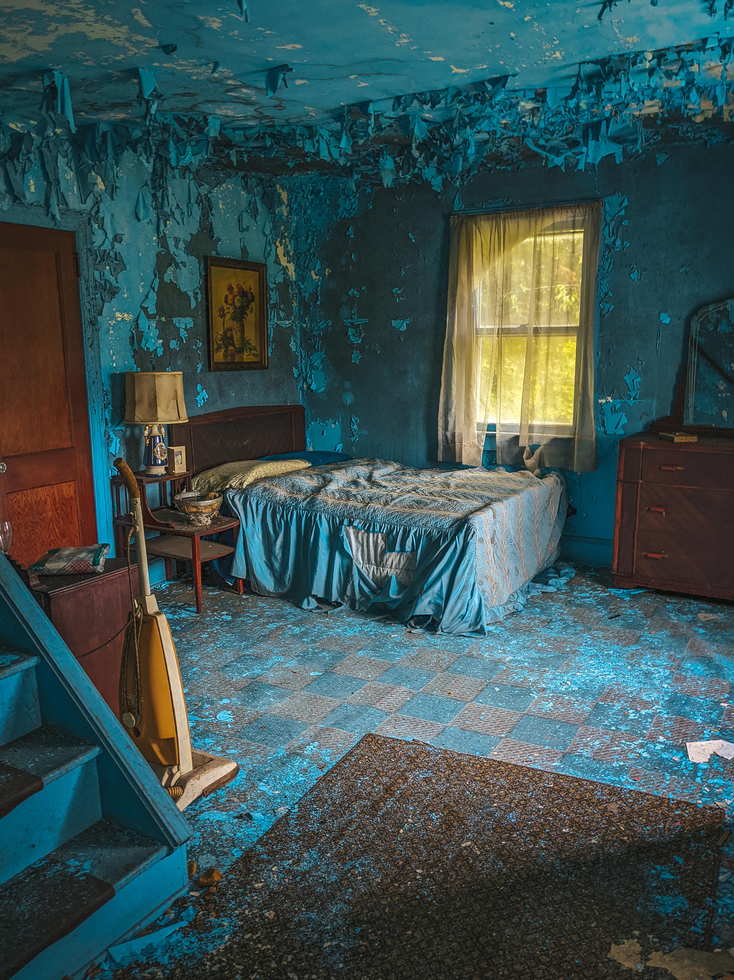 Abandoned Blue farm house located NJ [OC] r/AbandonedPorn