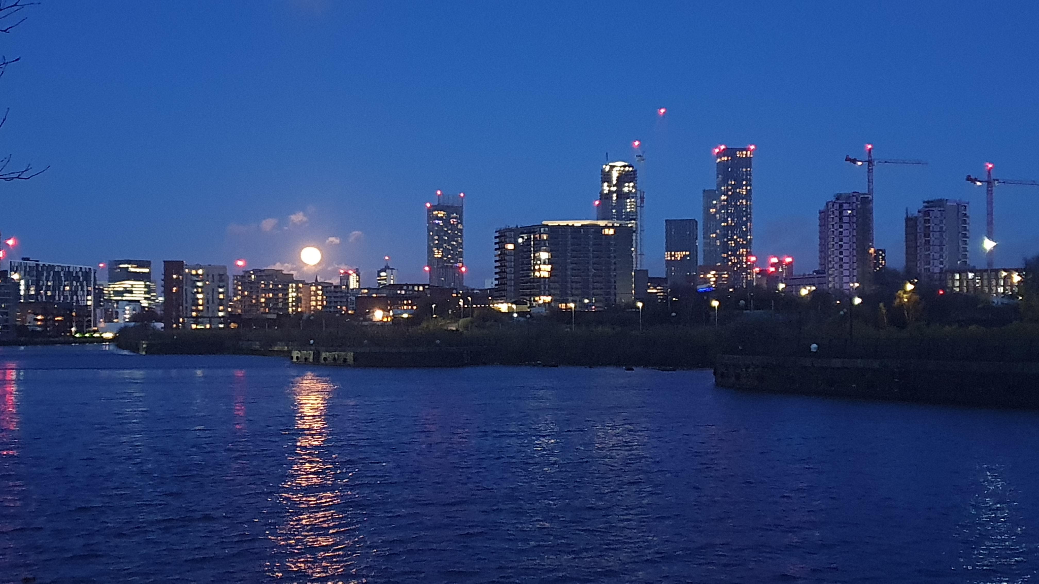 Moonrise tonight in Manchester from Salford. r/manchester
