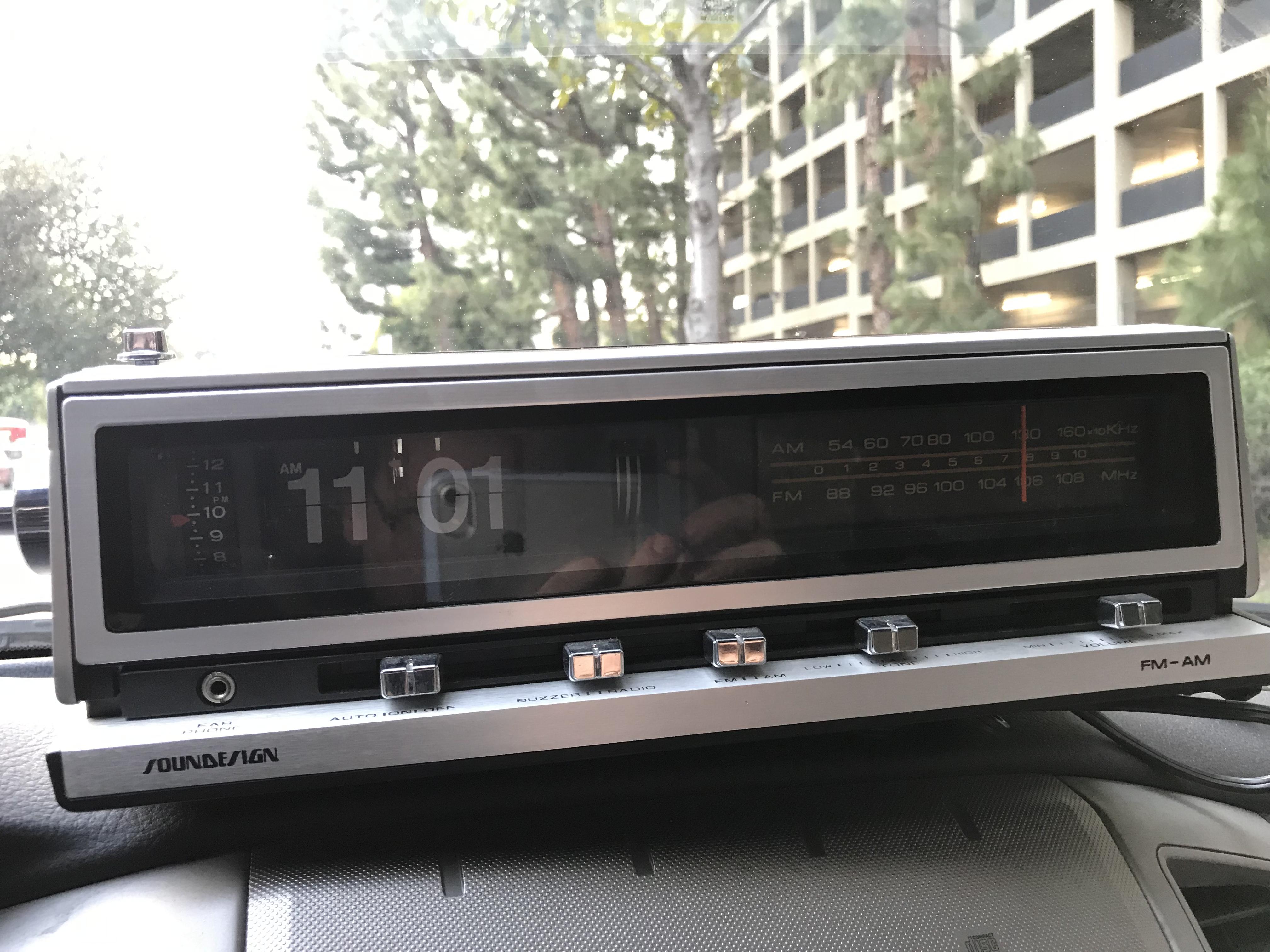 Finally found a flip clock. It’s super clean too. Soundesign NO. 3665c