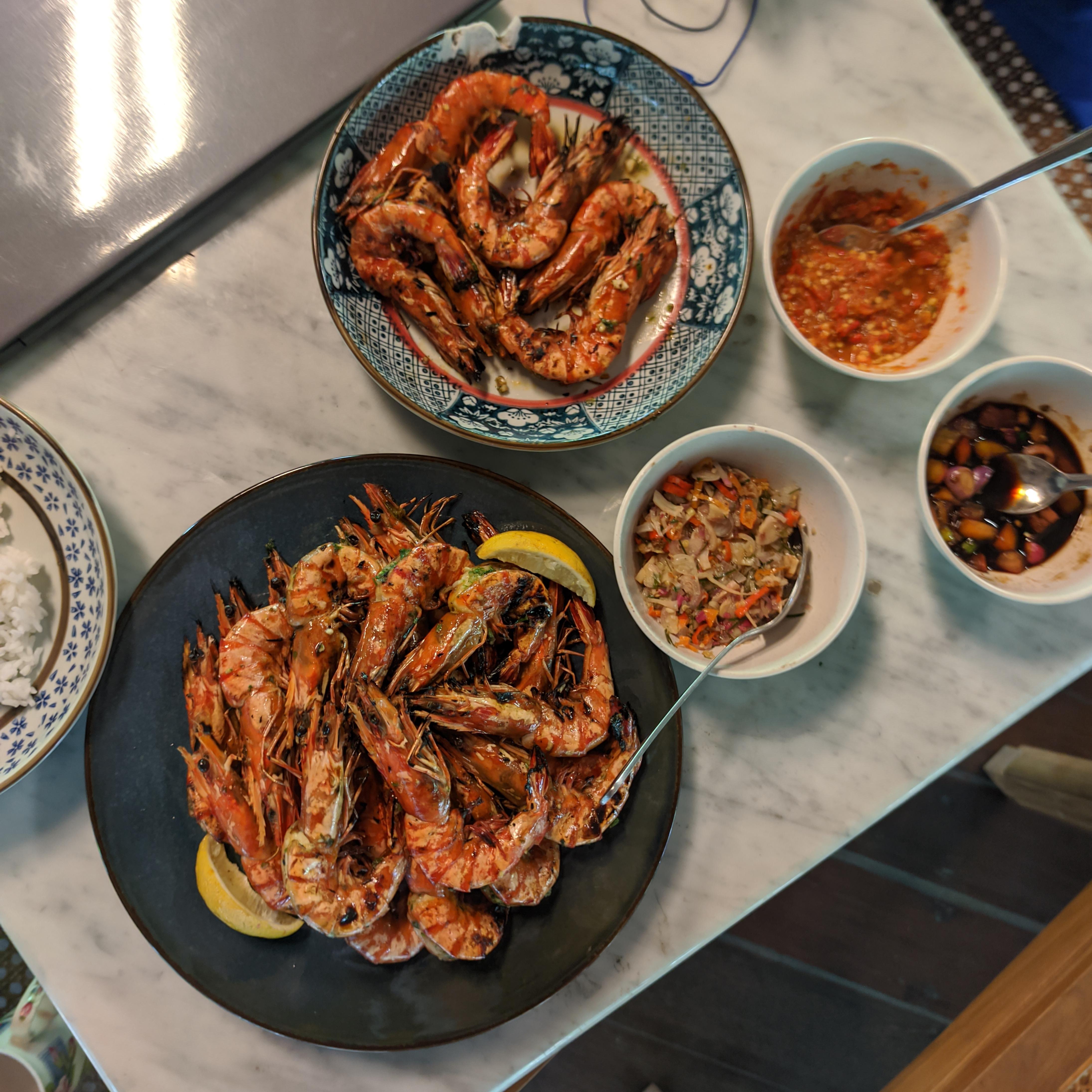 Udang Bakar dengan Sambal Matah Sambal Terasi, dan Sambal
