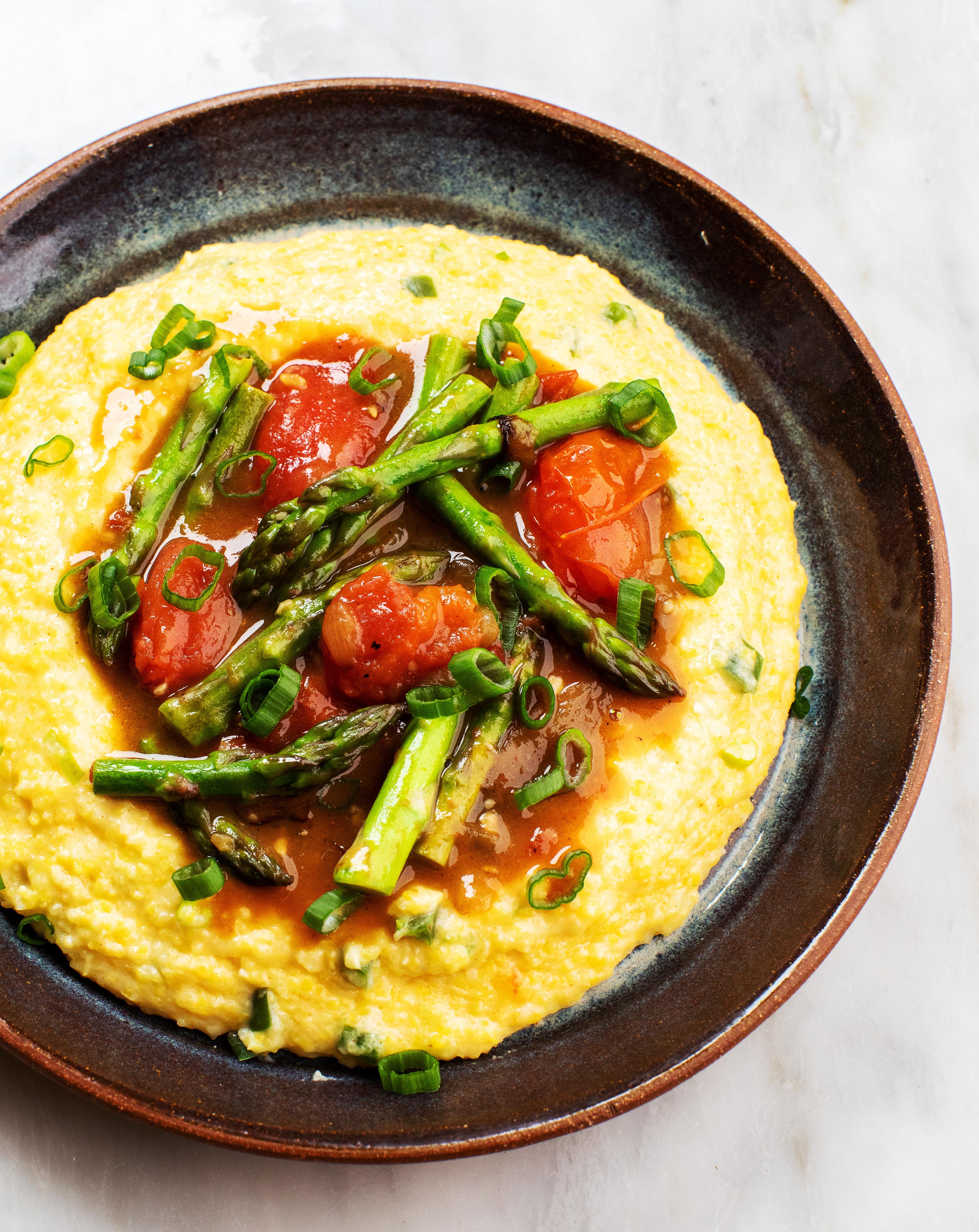 My new favorite dinner! Spicy Asparagus with Cheesy Grits (JalapeñoScallion Cheddar Grits!) r