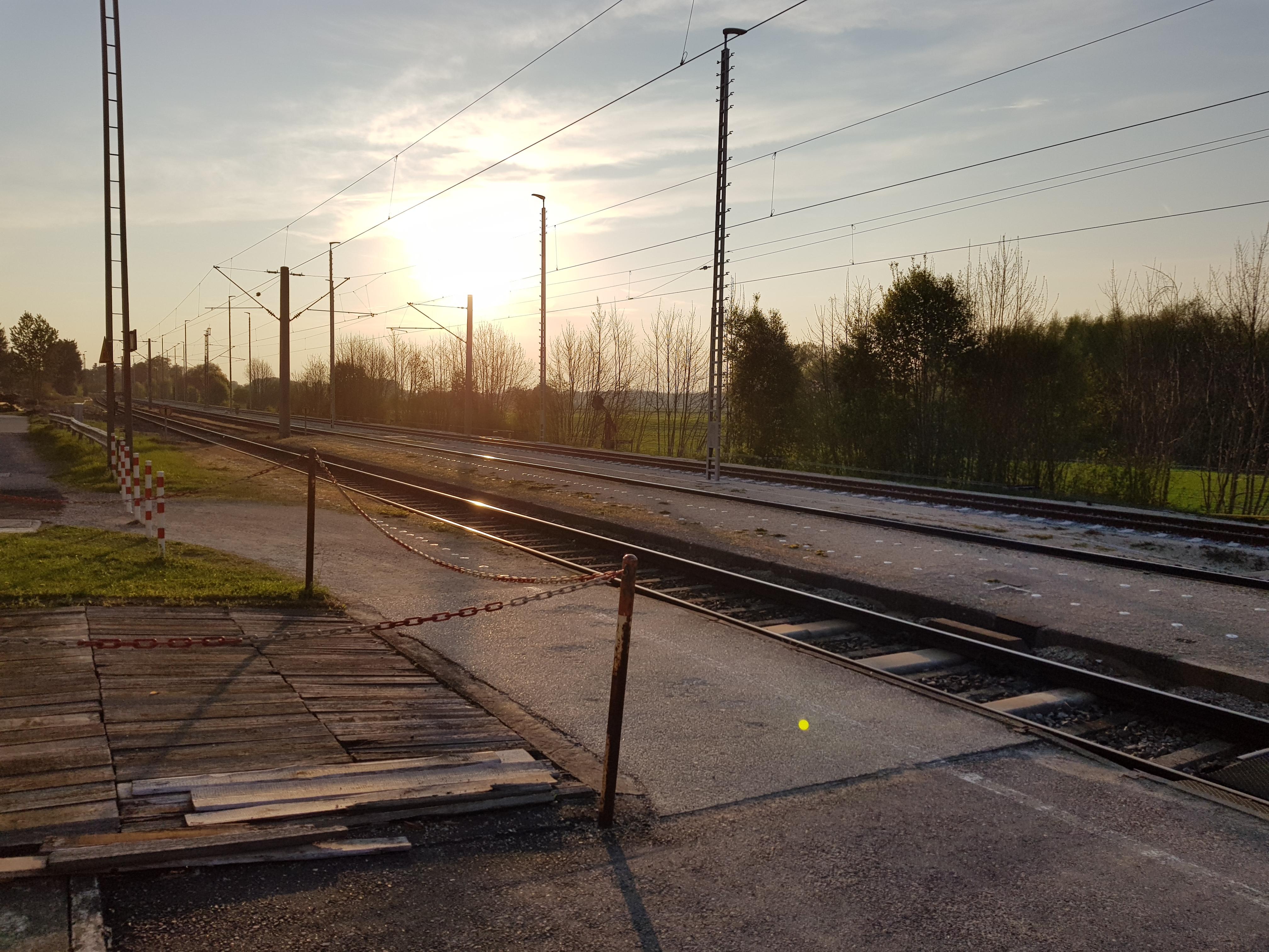 Yellow Spot in pictures facing sunset r/GalaxyS8