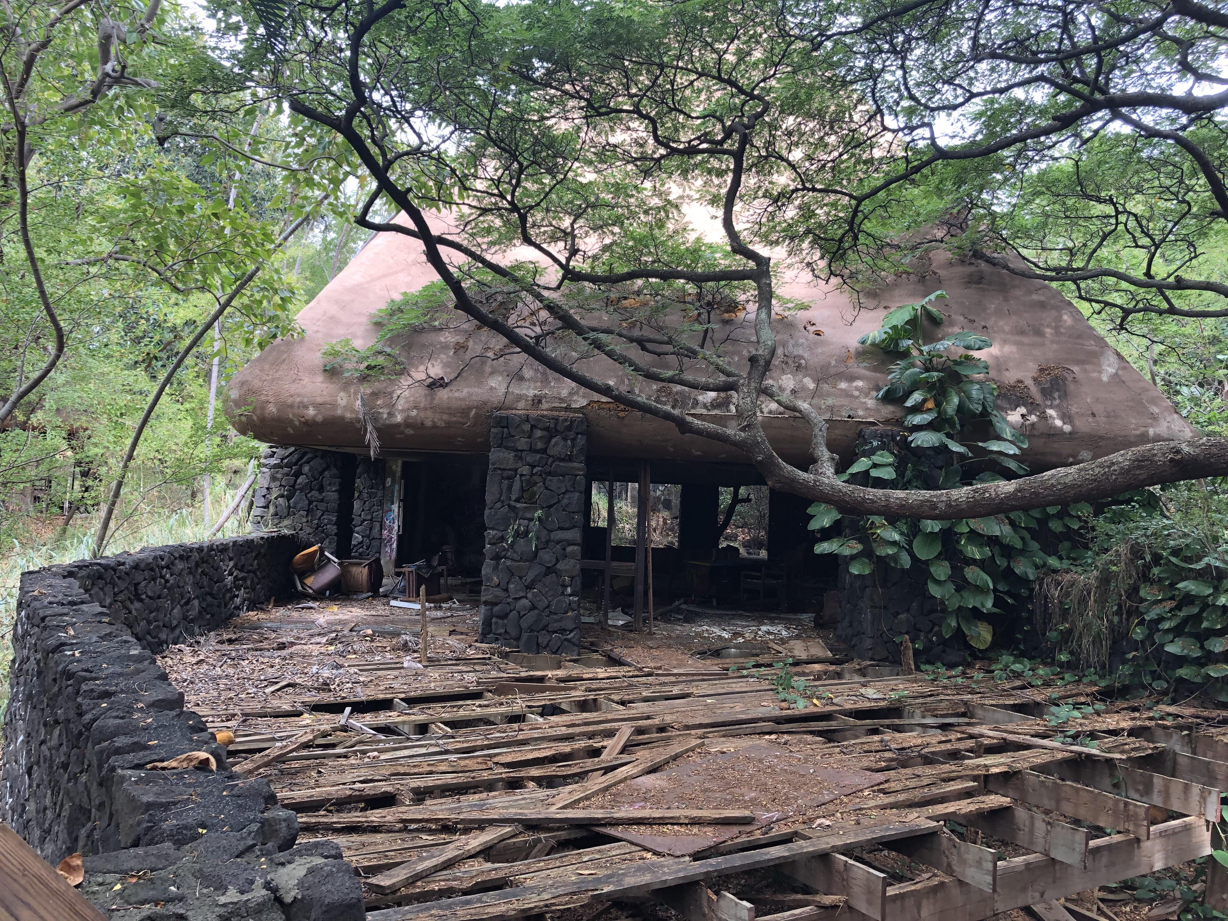 Abandoned resort black sands beach in Hawaii r/urbanexploration