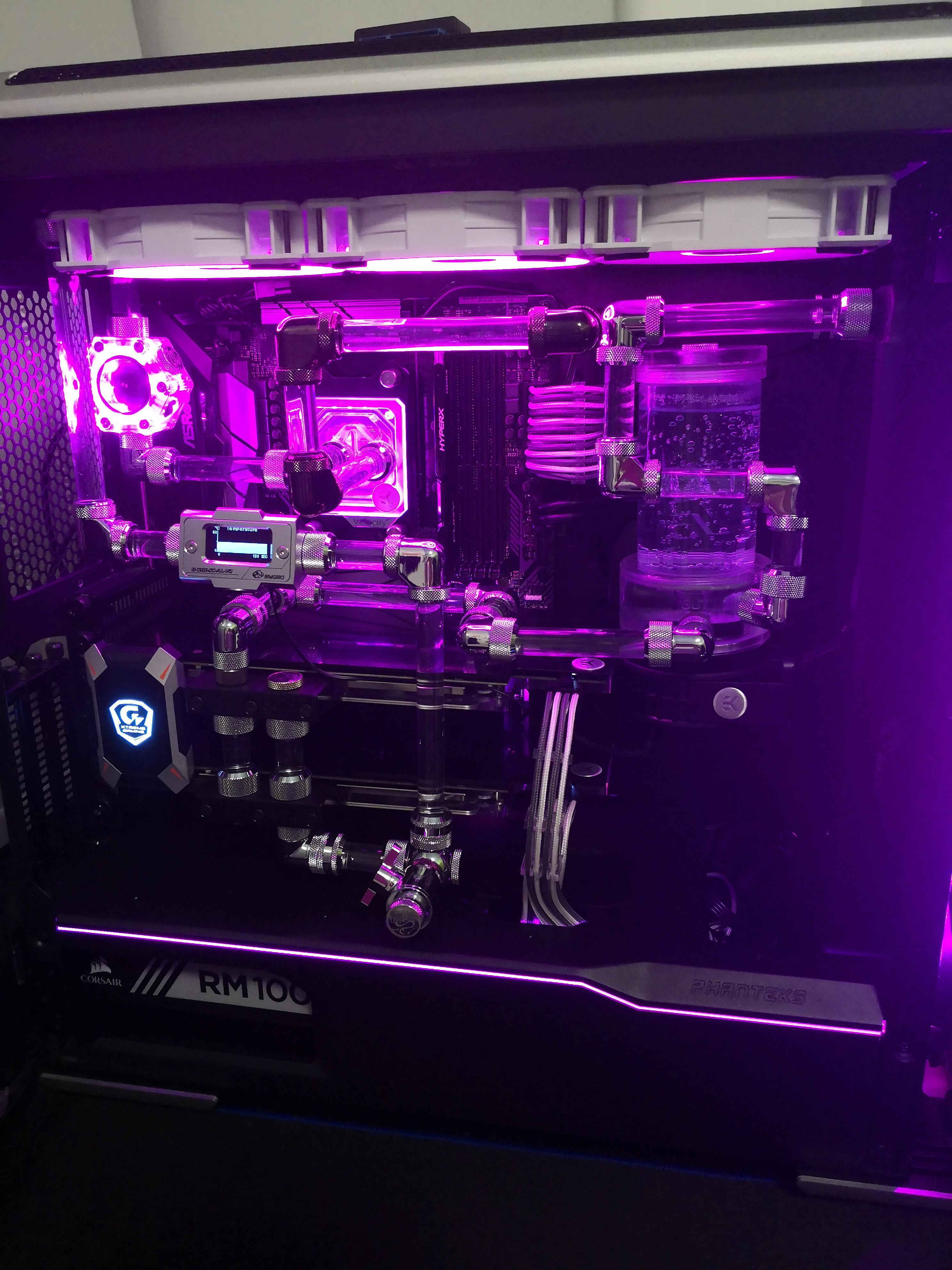 A few people on my vinyl wrap post wanted to see the side of my pc so