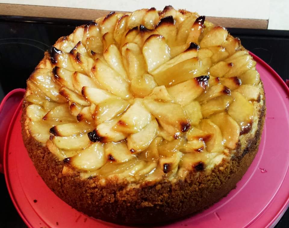 [Homemade] Caramel Apple Cheesecake r/food
