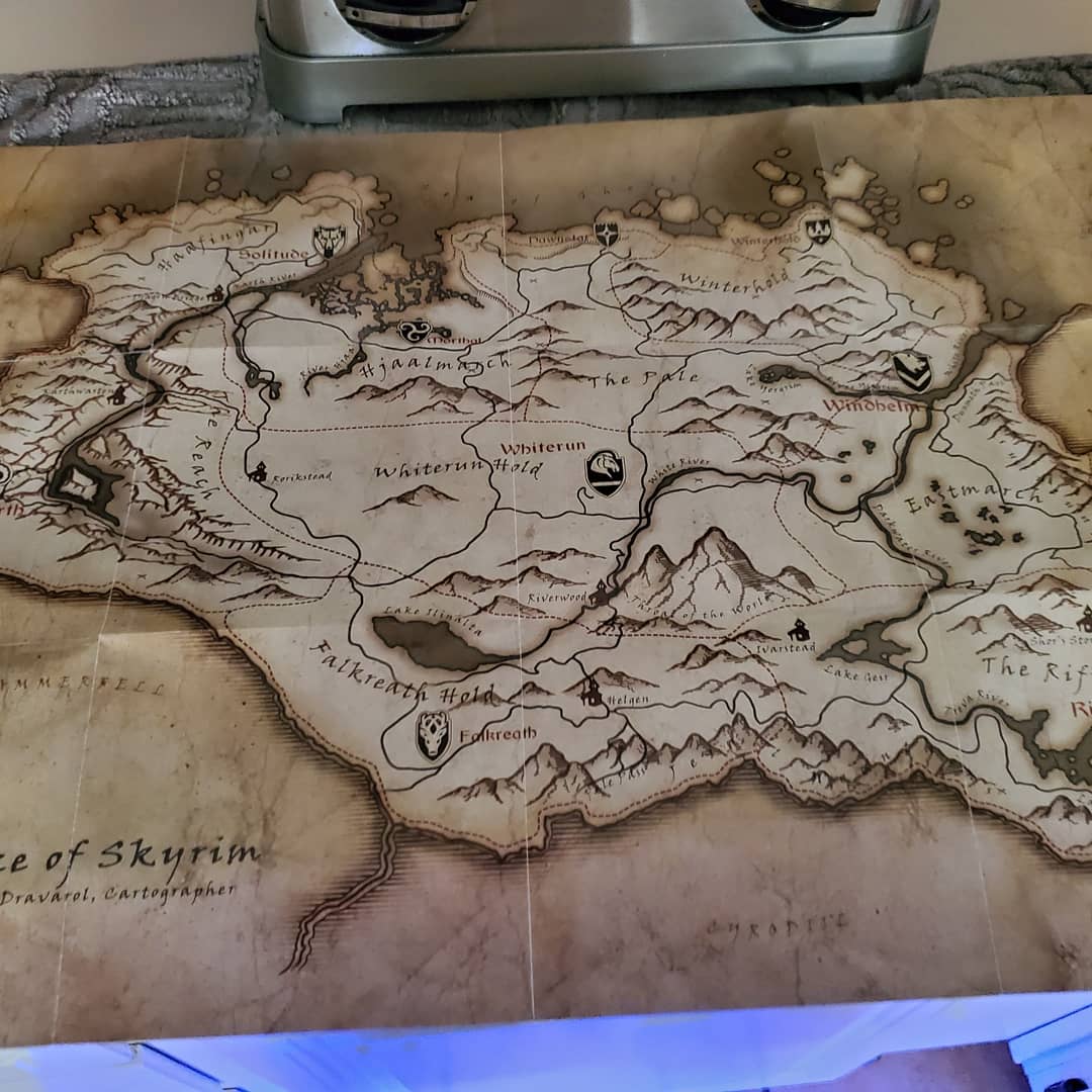 Just bought skyrim special edition for xbox looks like it comes with a map... I like that 😀 skyrim