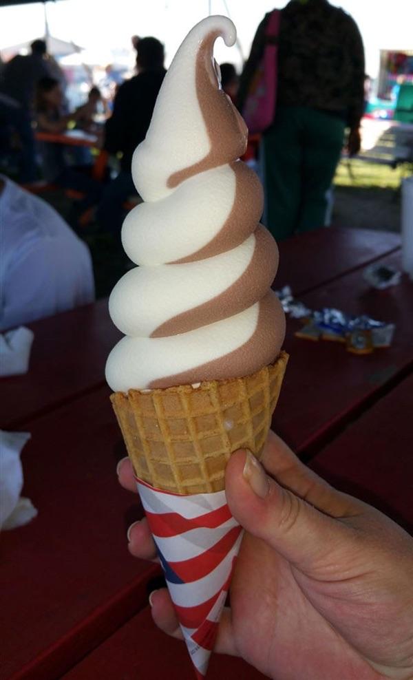 The swirl on the ice cream is just perfect r/oddlysatisfying