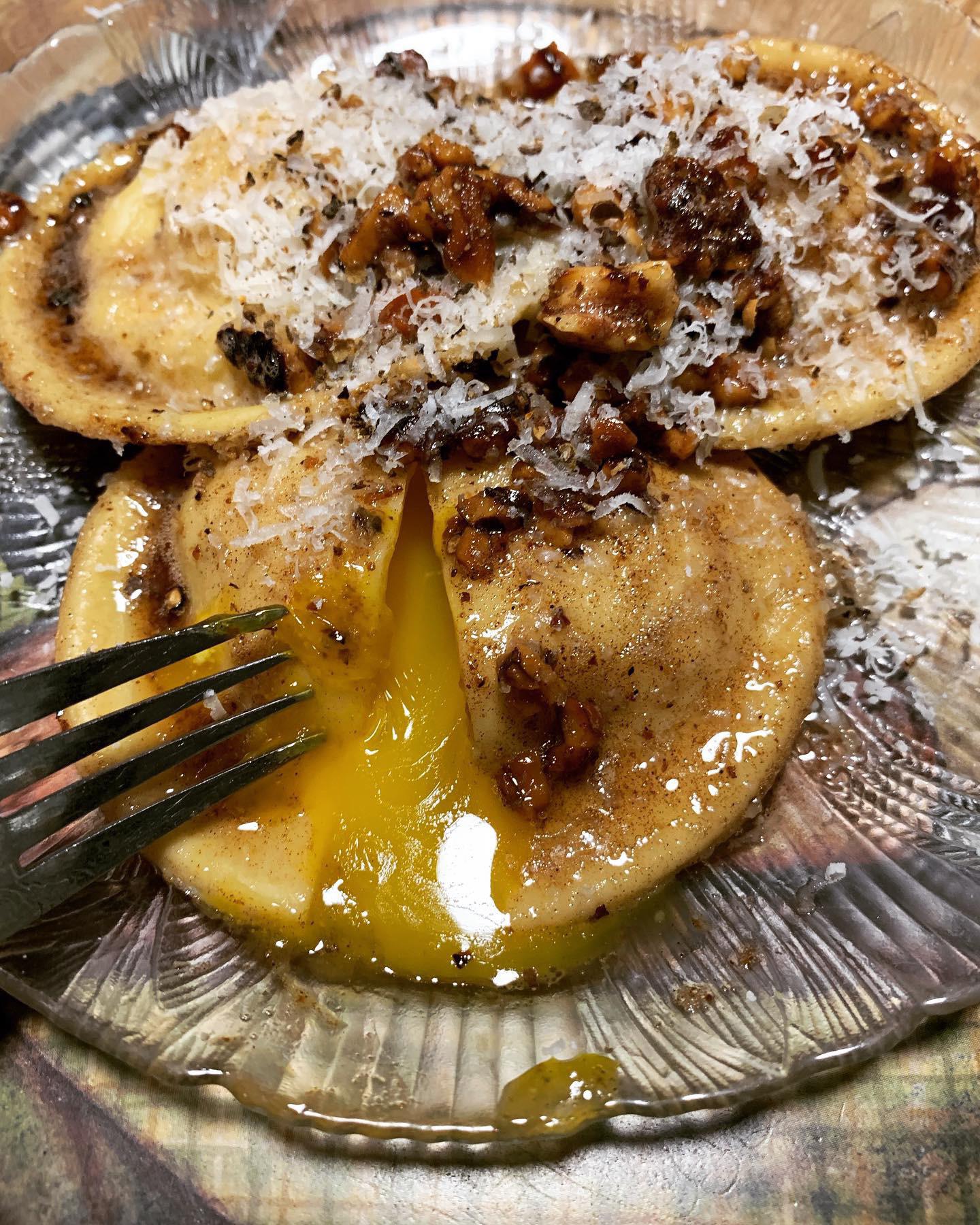 [Homemade] egg yolk ravioli r/food