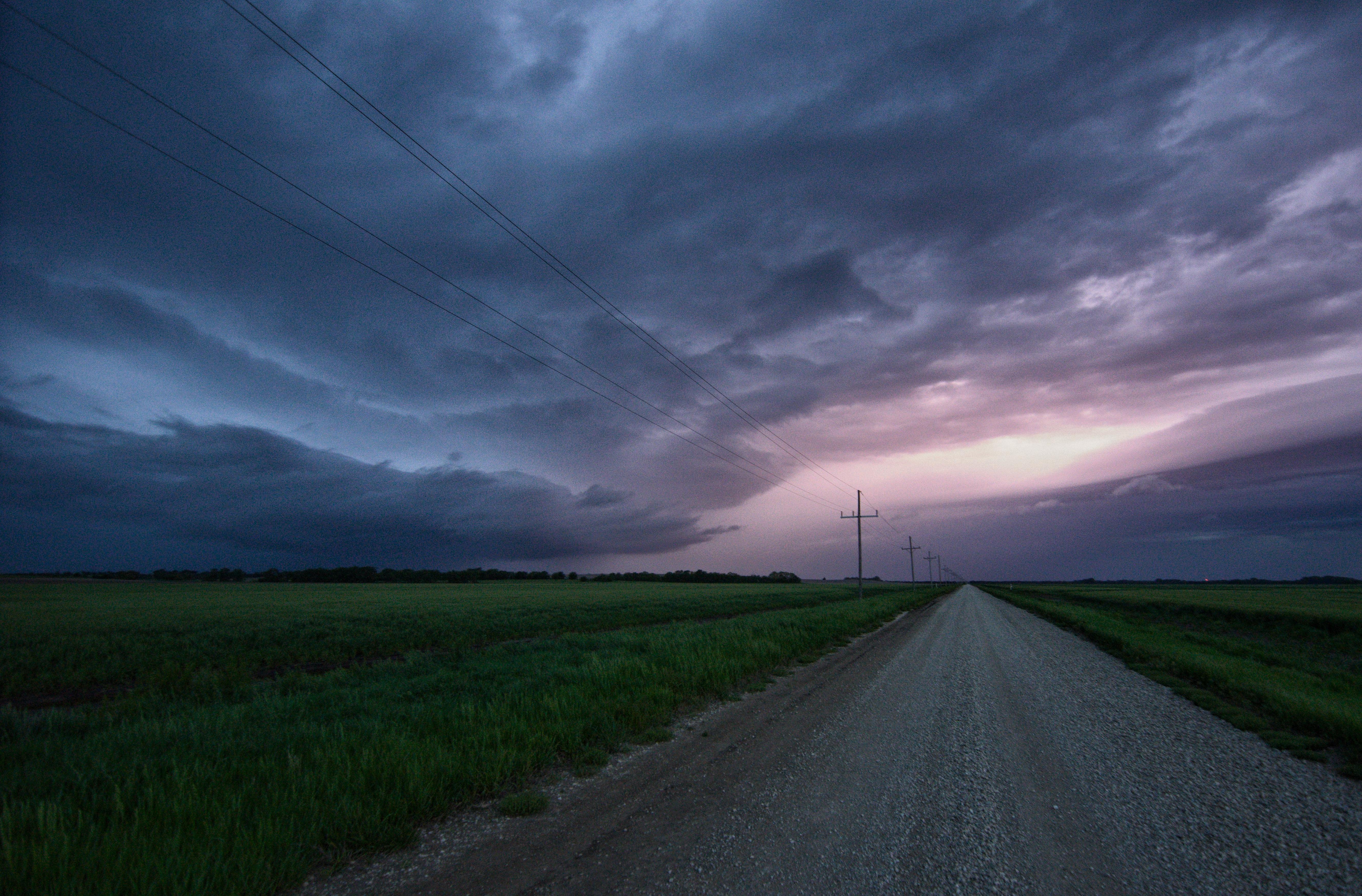 Storm coming together in Kansas (oc)[6000x4000] r/WeatherPorn