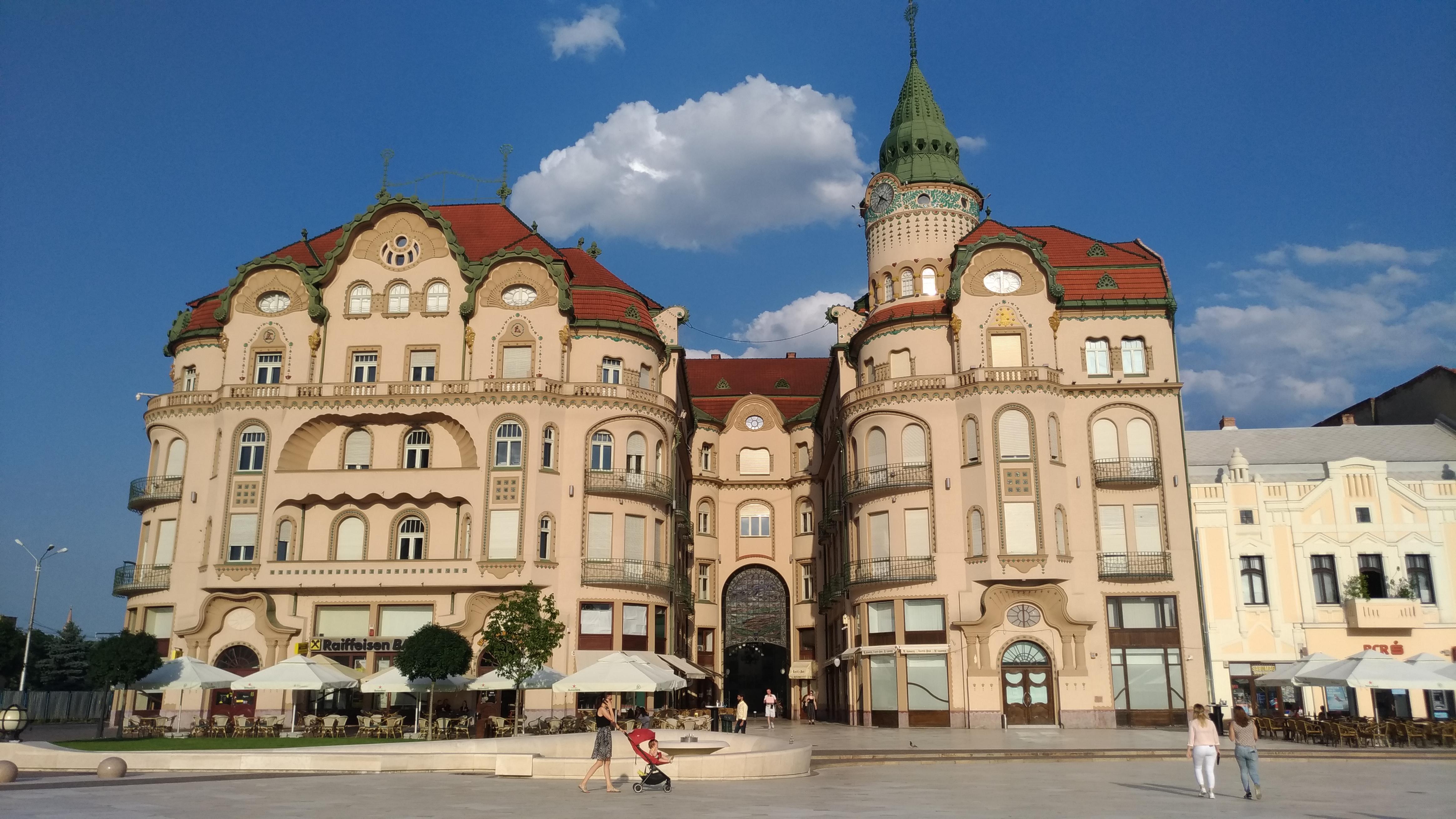 Art nouveau in Piata Unirii din Oradea r/Romania