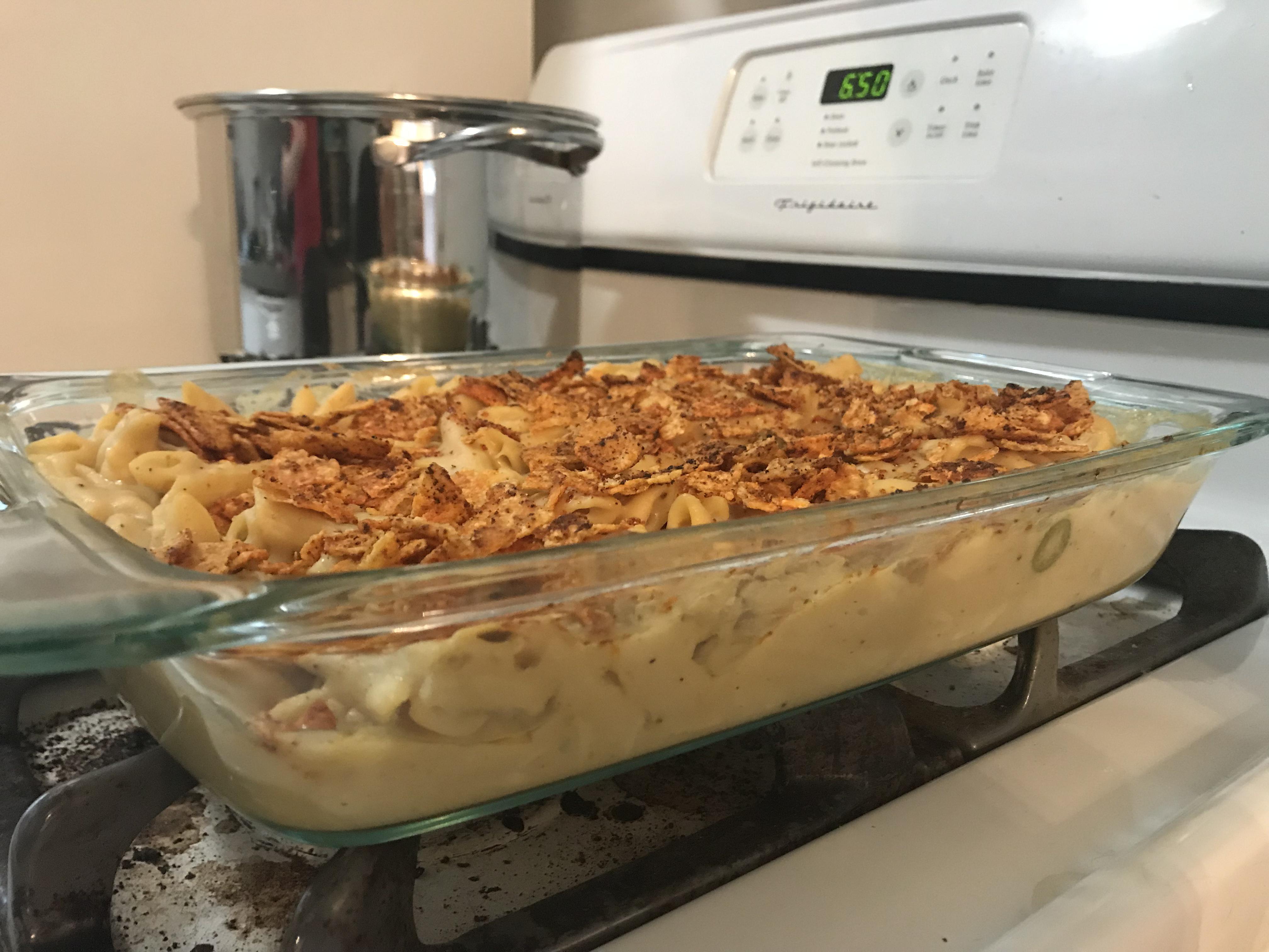 Homemade vegan smoked gouda mac and cheese with jalapeños, with baked spicy tortilla chips. r