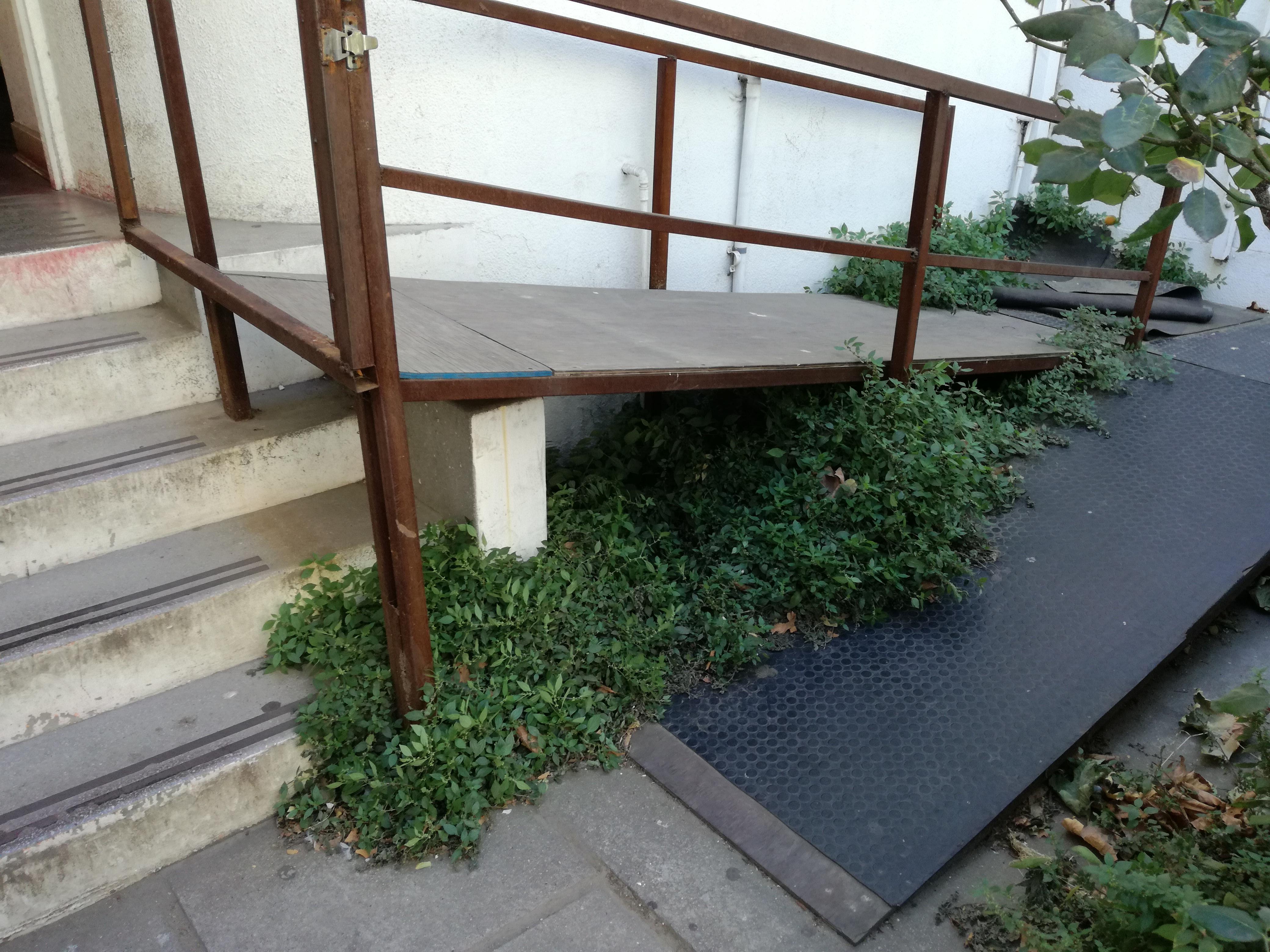 This handicap ramp : r/CrappyDesign