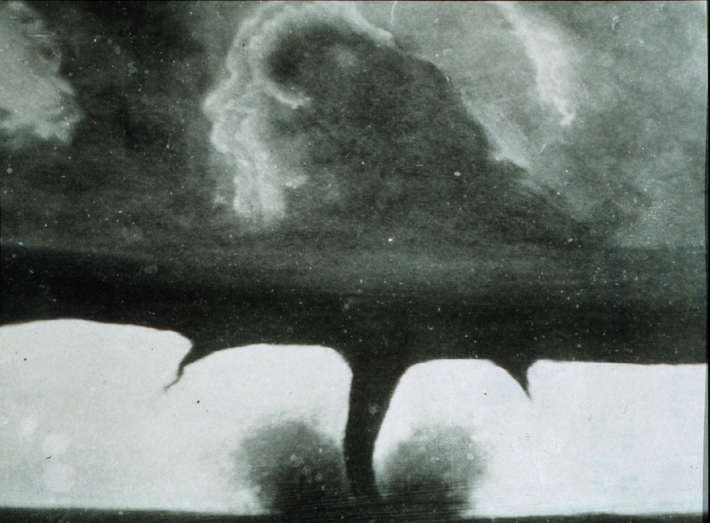 The first photo of a tornado, Kansas 1884 [1456x1072] r/HistoryPorn