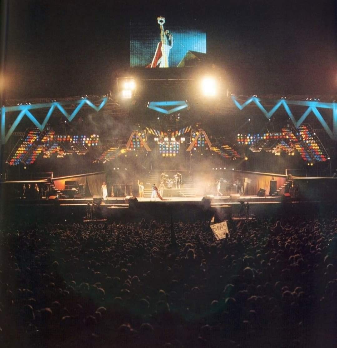Queen's last concert with Freddie Mercury, Knebworth Park, 9th August 1986 r/pics