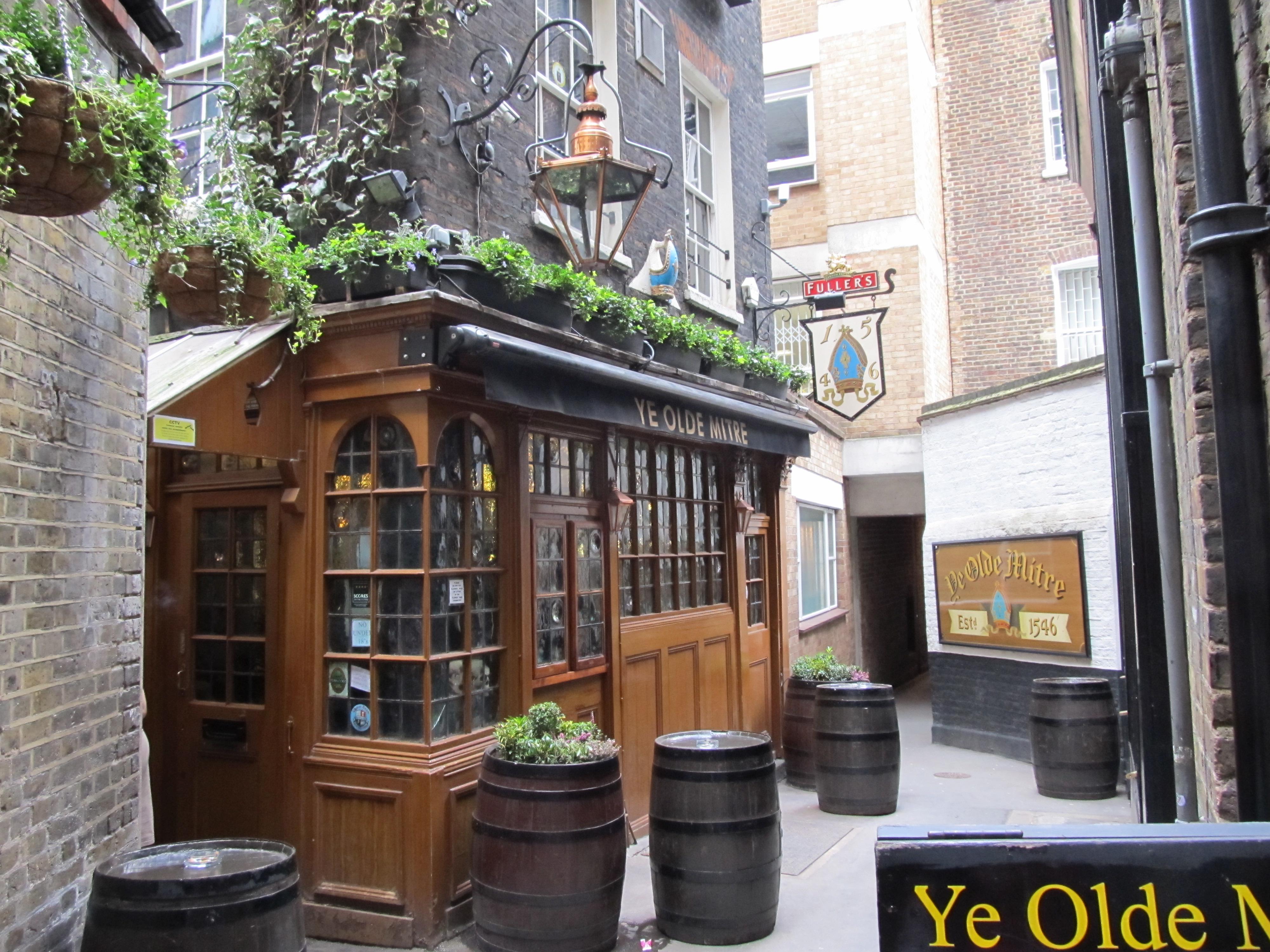 Cosy London pub r/CozyPlaces