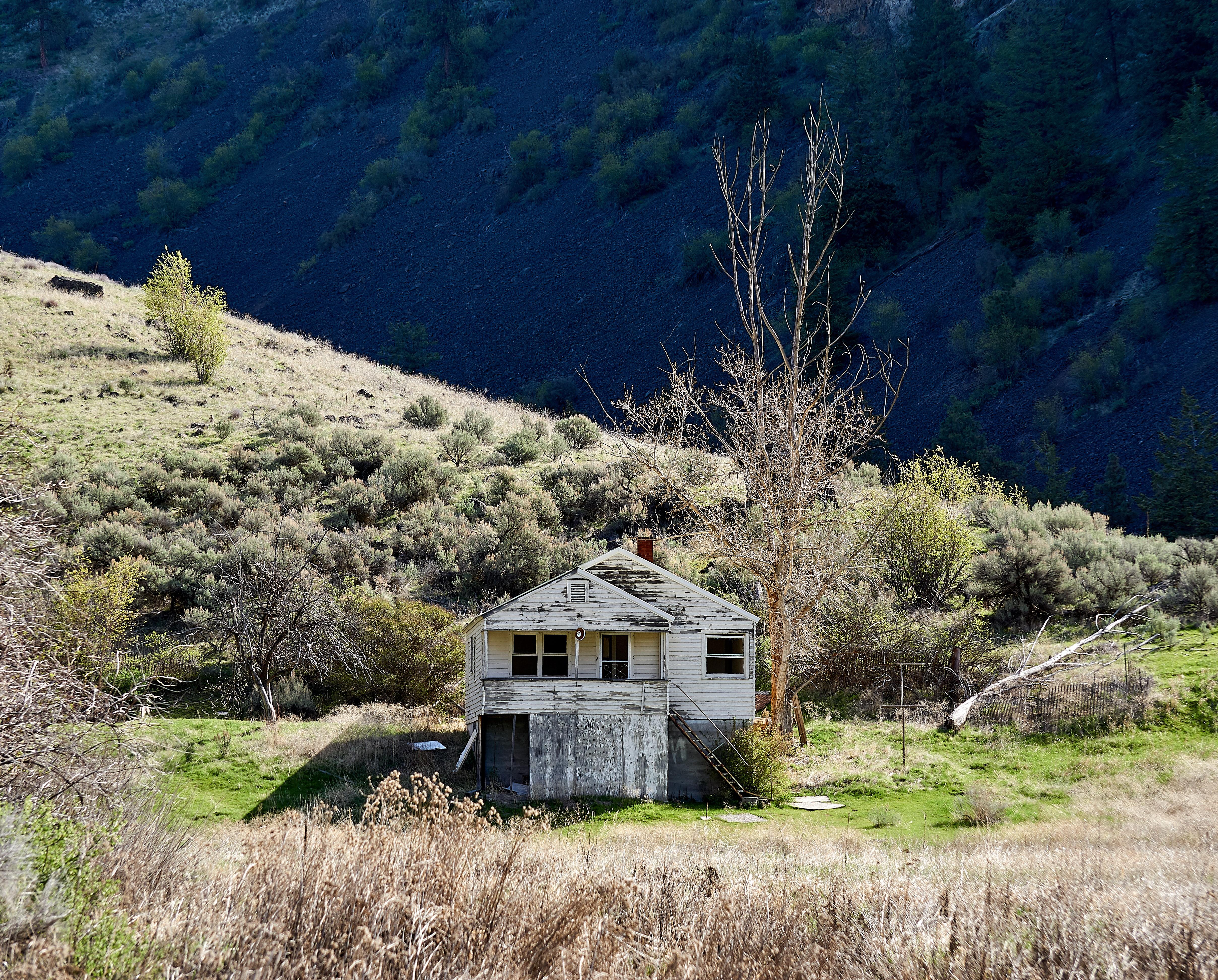 Old Farmhouse on the Northrup Canyon Trail, Almira WA. r/AbandonedPorn