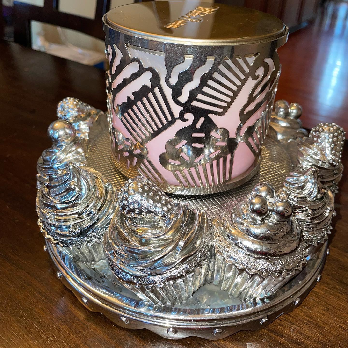 My new cupcake candle holder arrived today and I’m in love 😍🧁 r