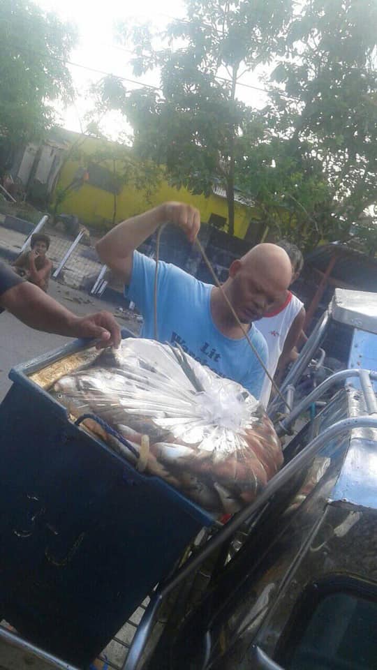Fisherman donating fish to families who need it. r/HumansBeingBros