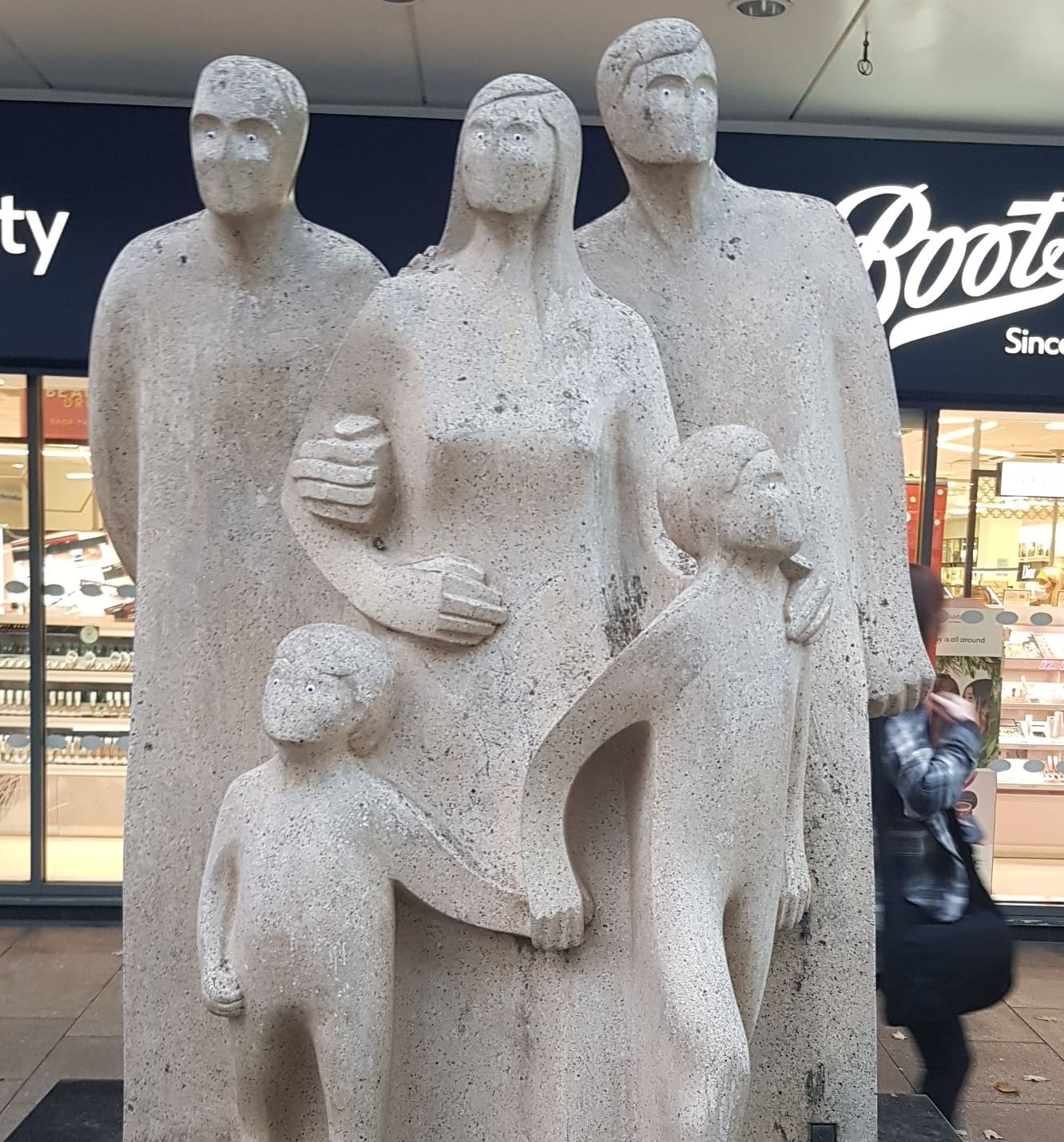Googly Eyes Statue r/MildlyVandalised