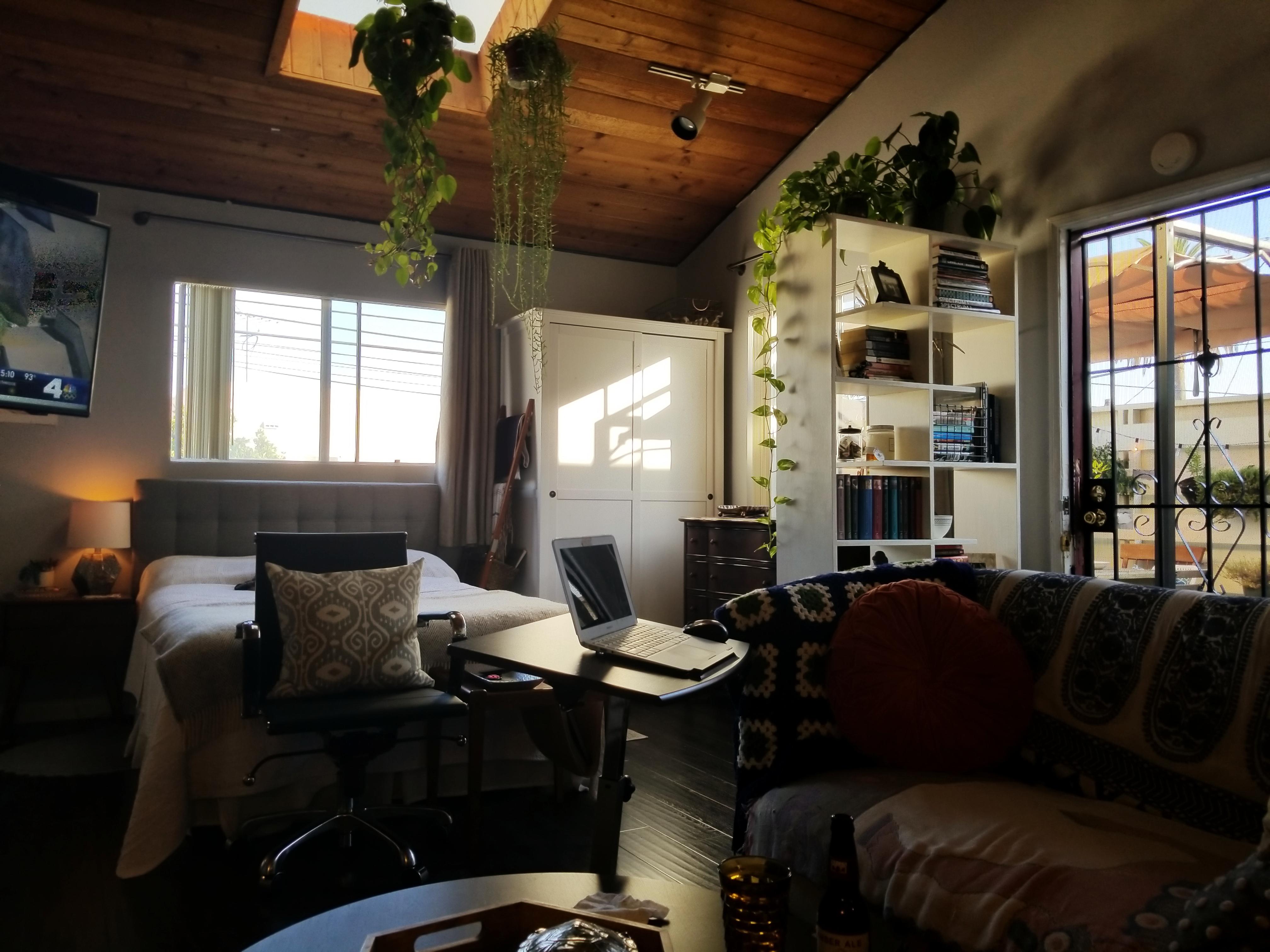 My old 400 sq ft "treehouse" studio in Long Beach, CA r/AmateurRoomPorn