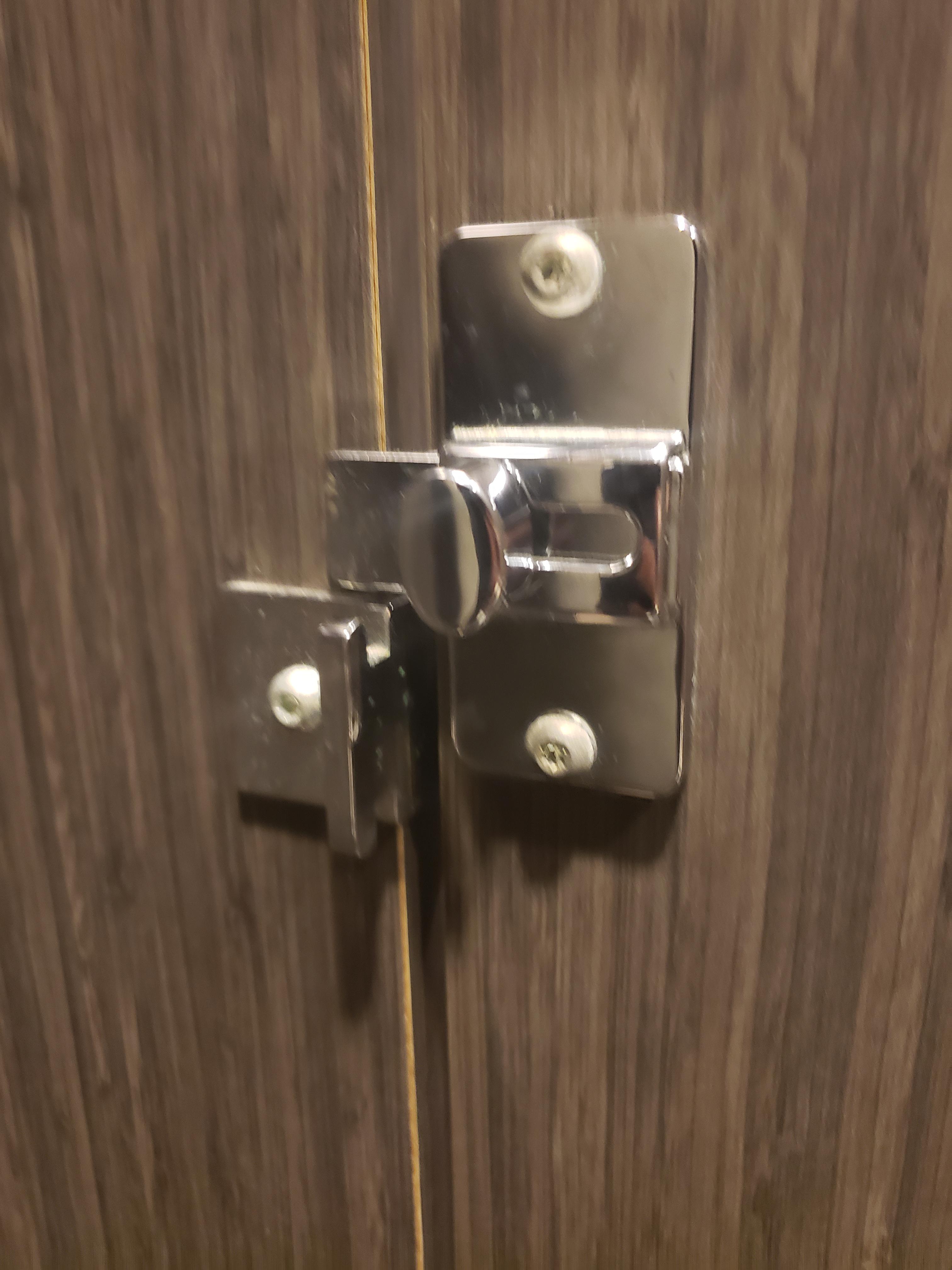 This bathroom stall latch r/mildlyinfuriating