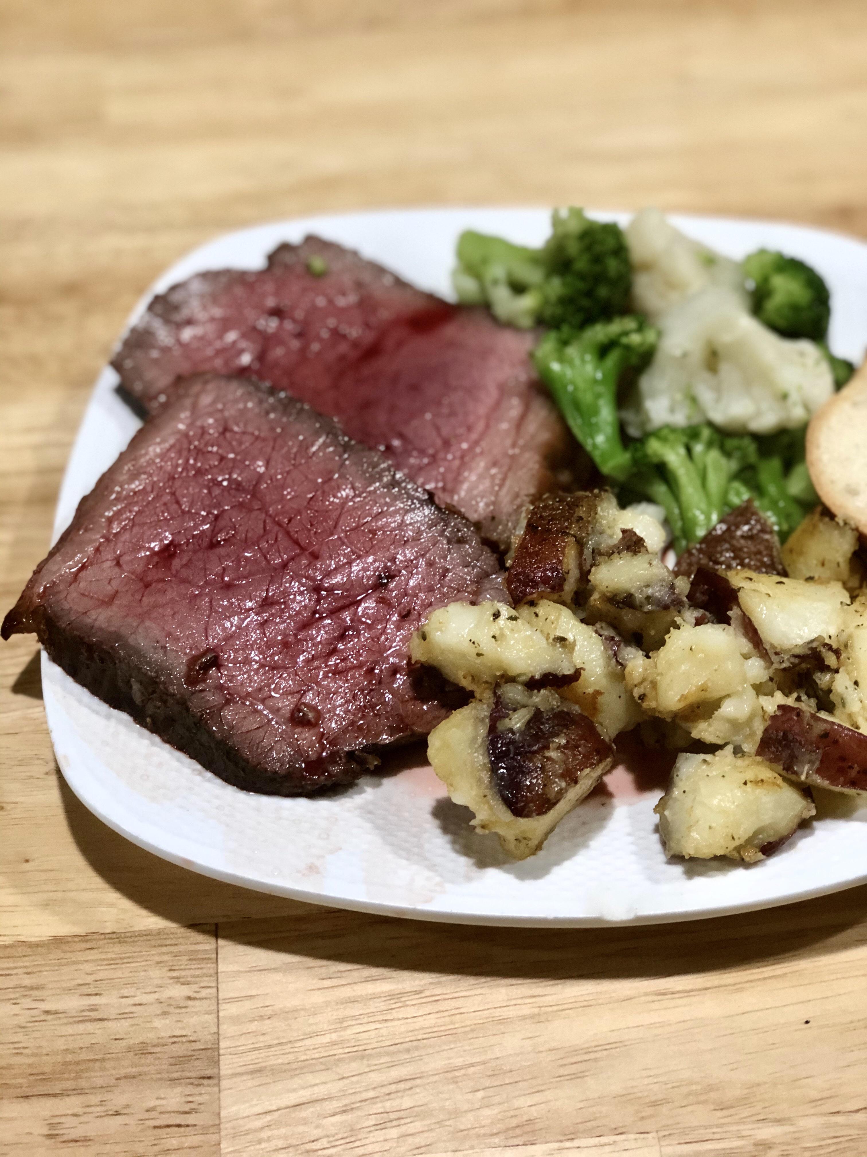 [Homemade] Medium Rare Beef Roast with Herb Crust and red wine sauce! steamed vegetables and