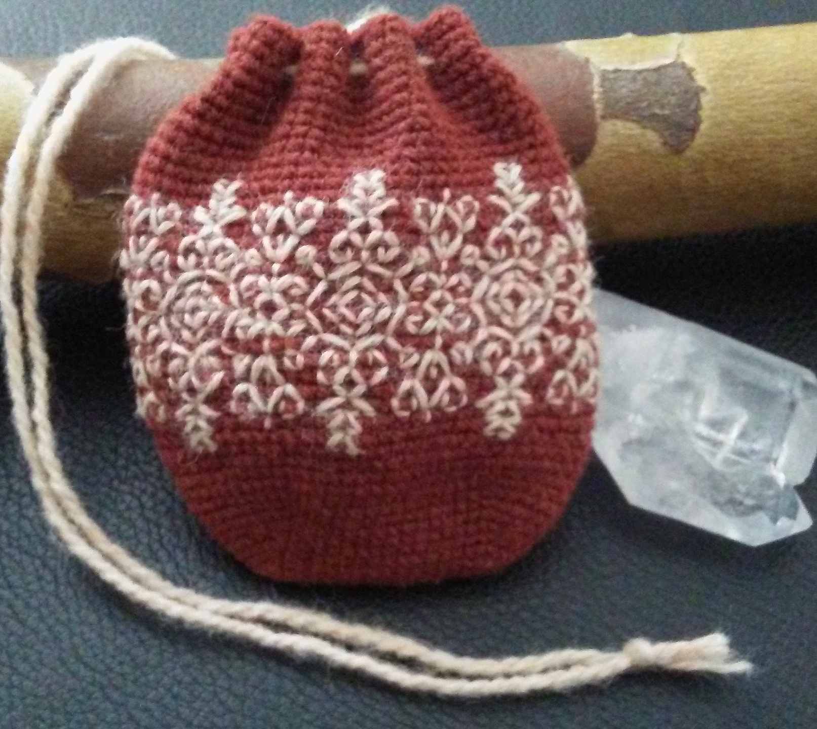 A vintage wool thread bag i made. Embroidery over single crochet r/crafts