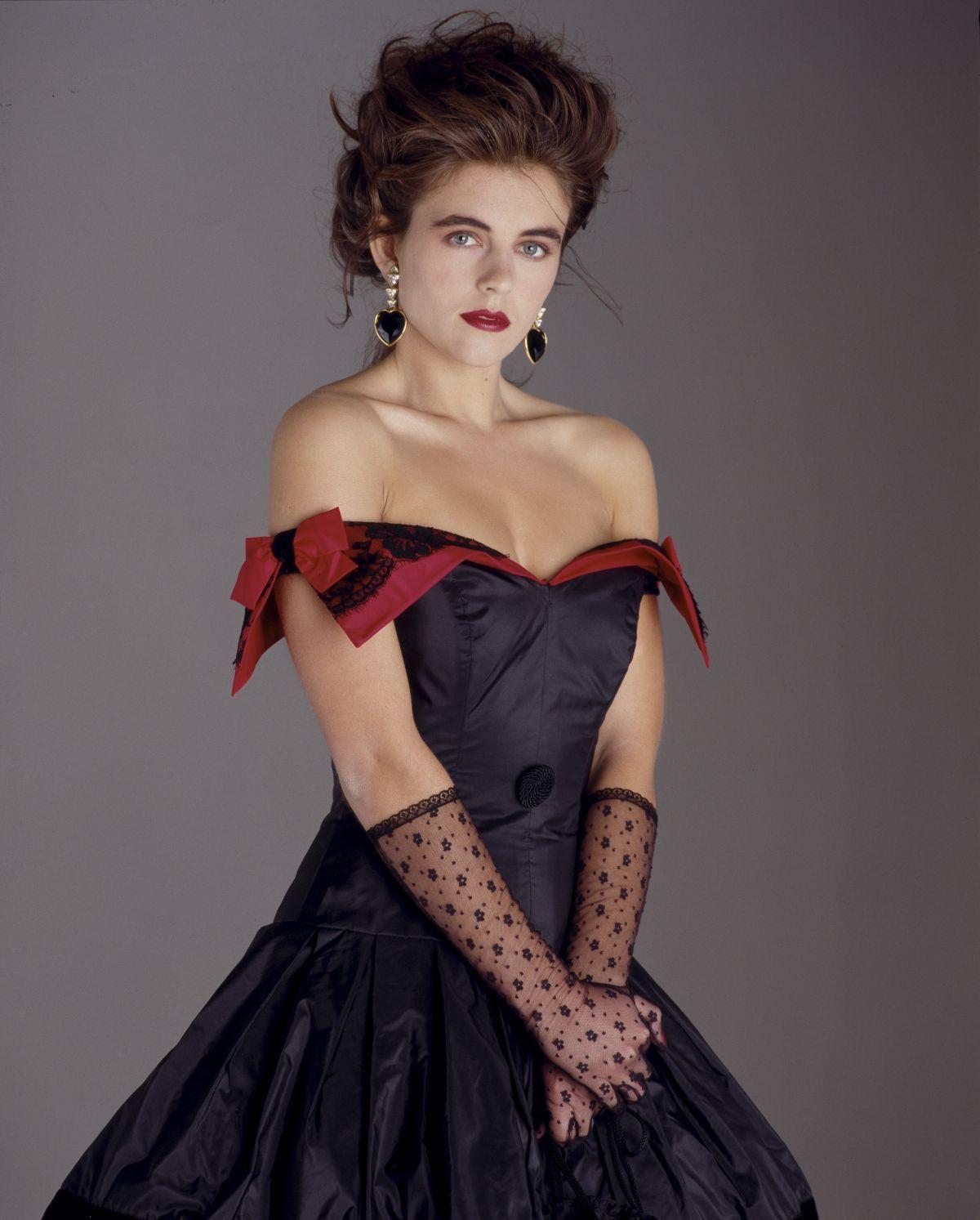 Elizabeth Hurley, 1989 r/OldSchoolCelebs