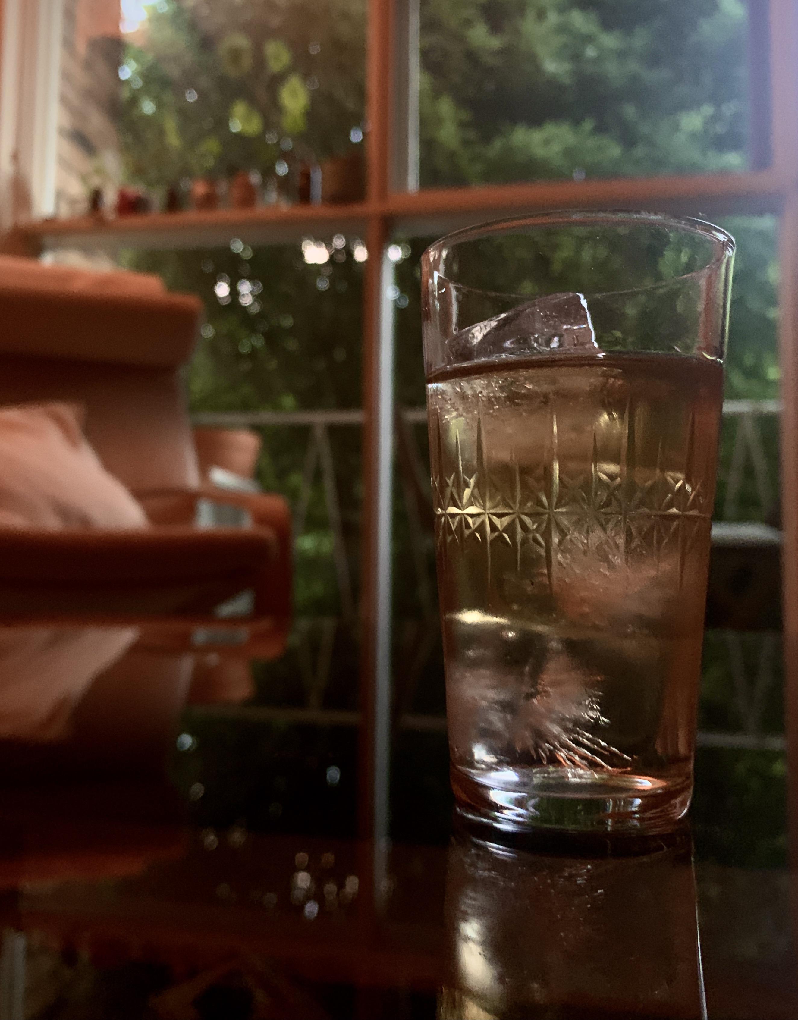 Peated scotch, chilled black tea with vanilla notes. Op shopped mini