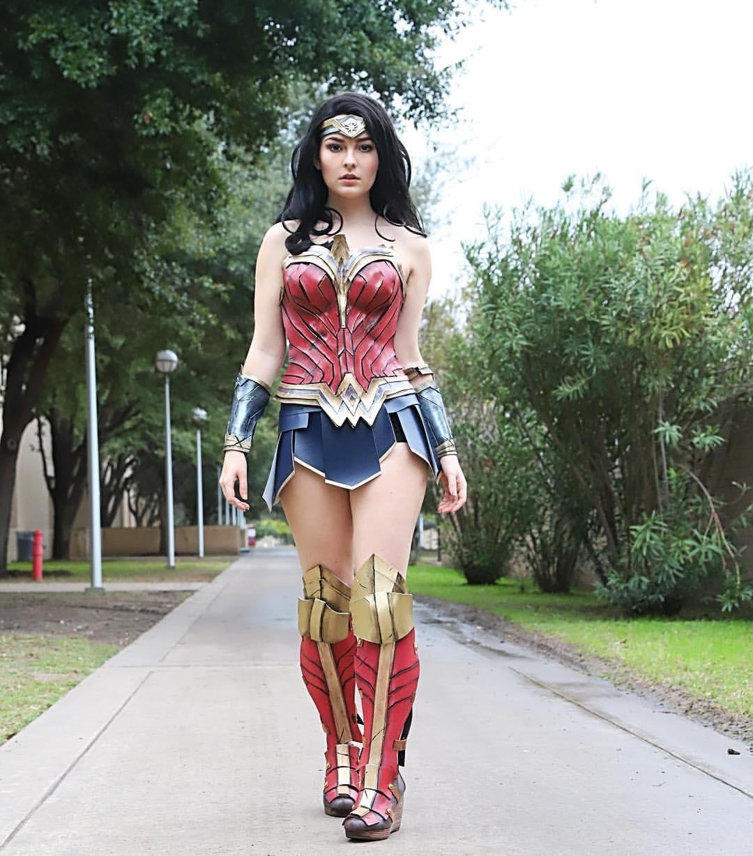 Wonder Woman Cosplay by OMGcosplay