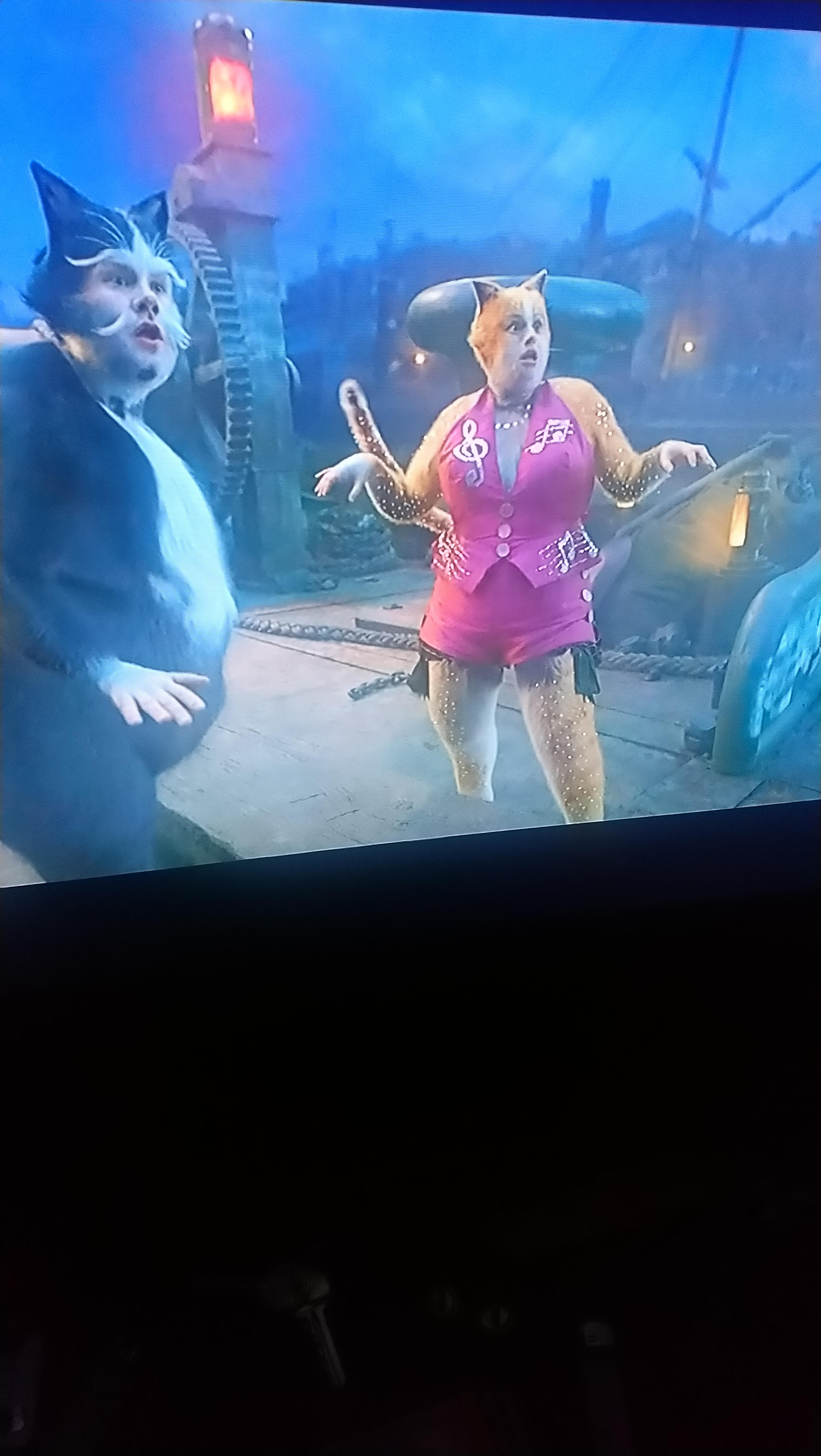 Cats (2019) faulty cgi MovieMistakes