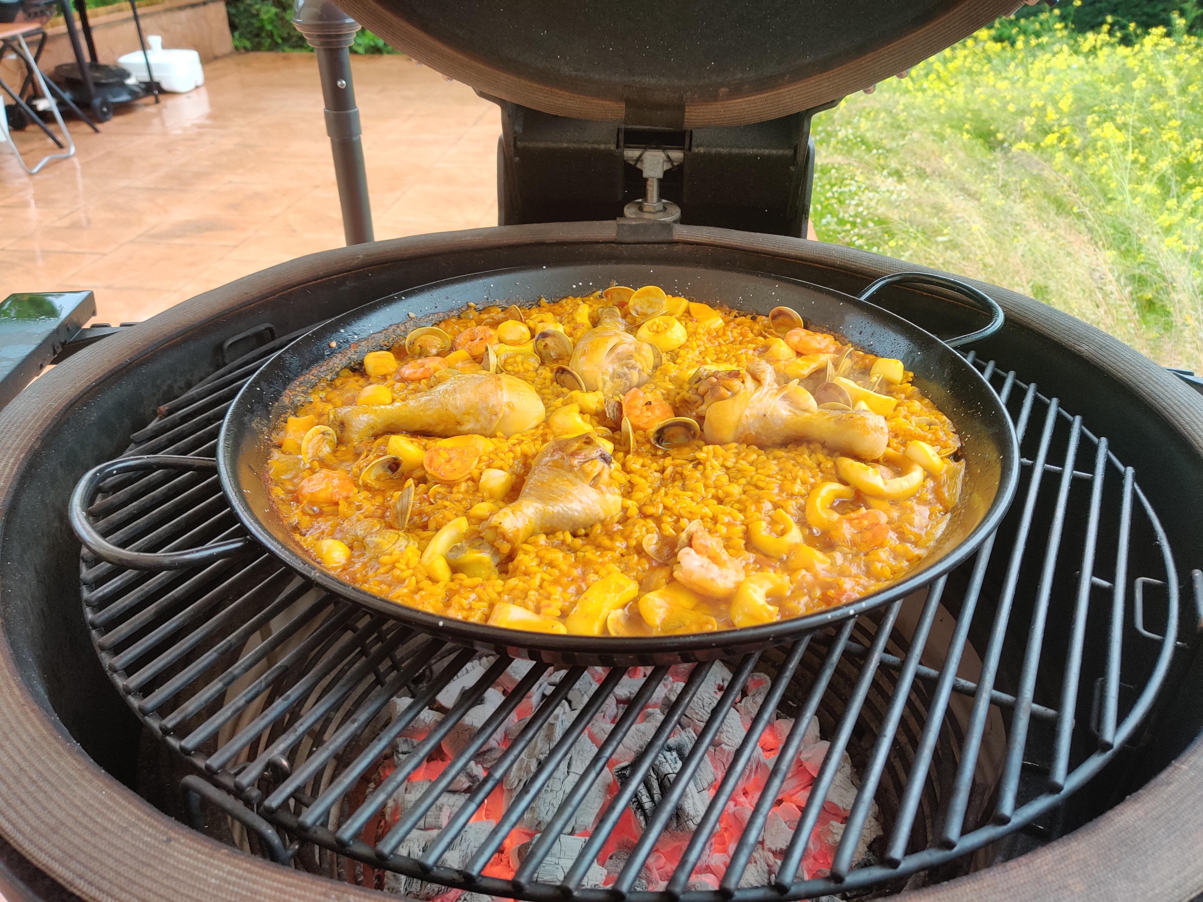 First paella on Big Joe 3 (and a rainy day) r/KamadoJoe