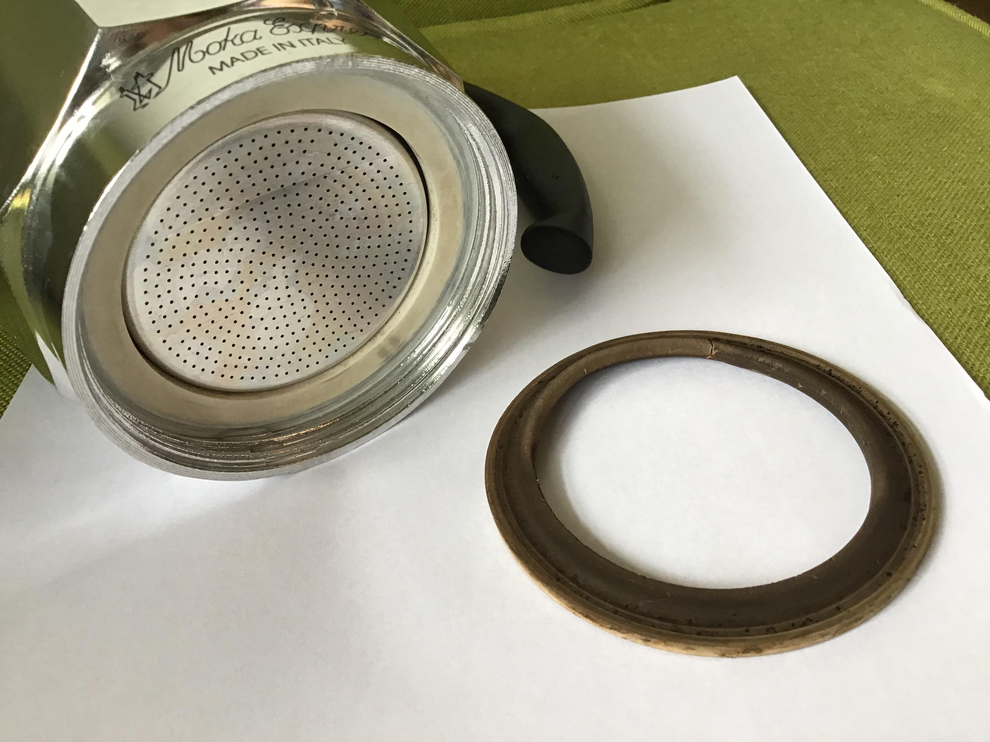 Moka pot new rubber seal vs 1 year daily used one r/mildlyinteresting