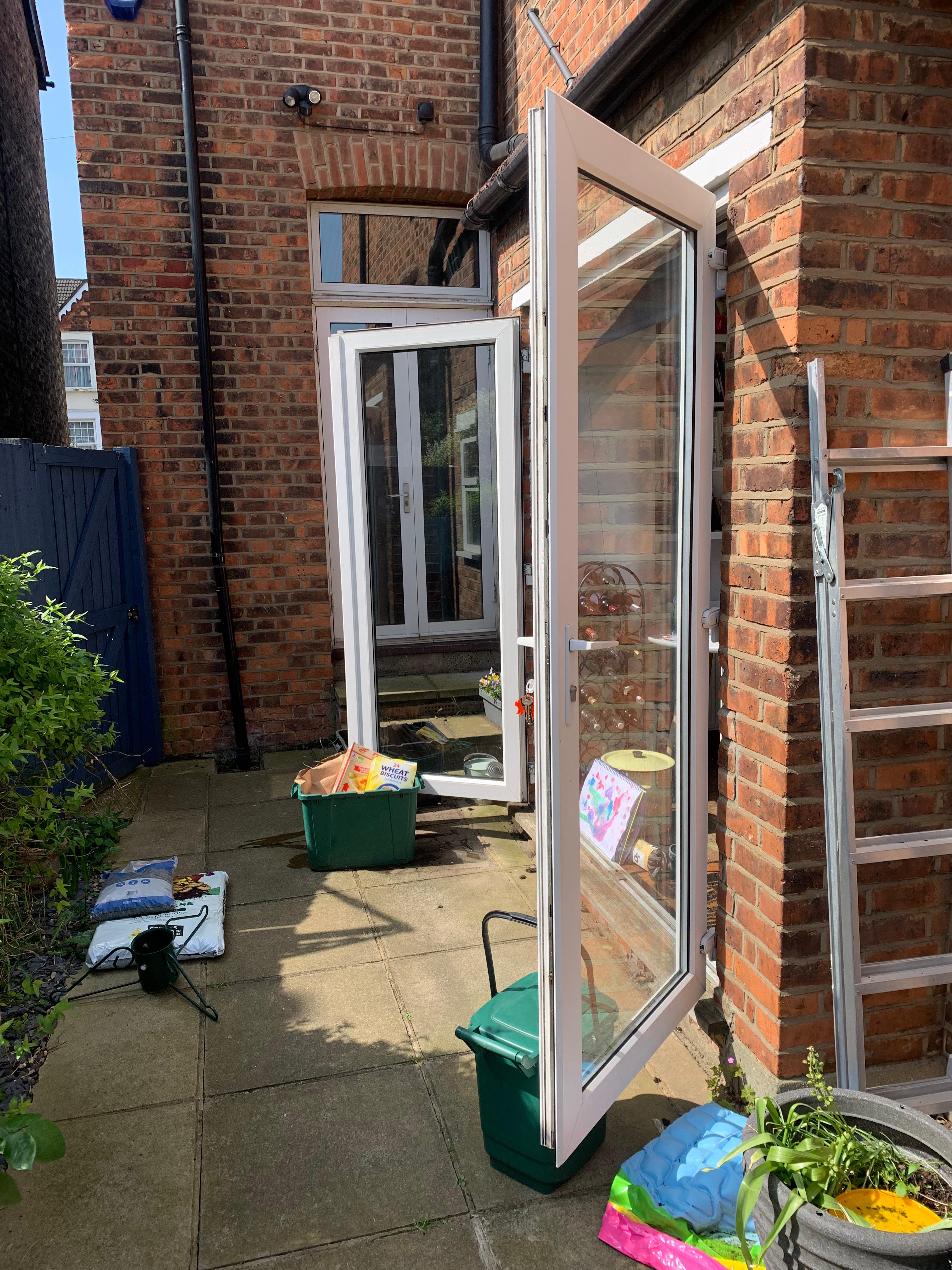 How to hold patio doors open r/DIYUK