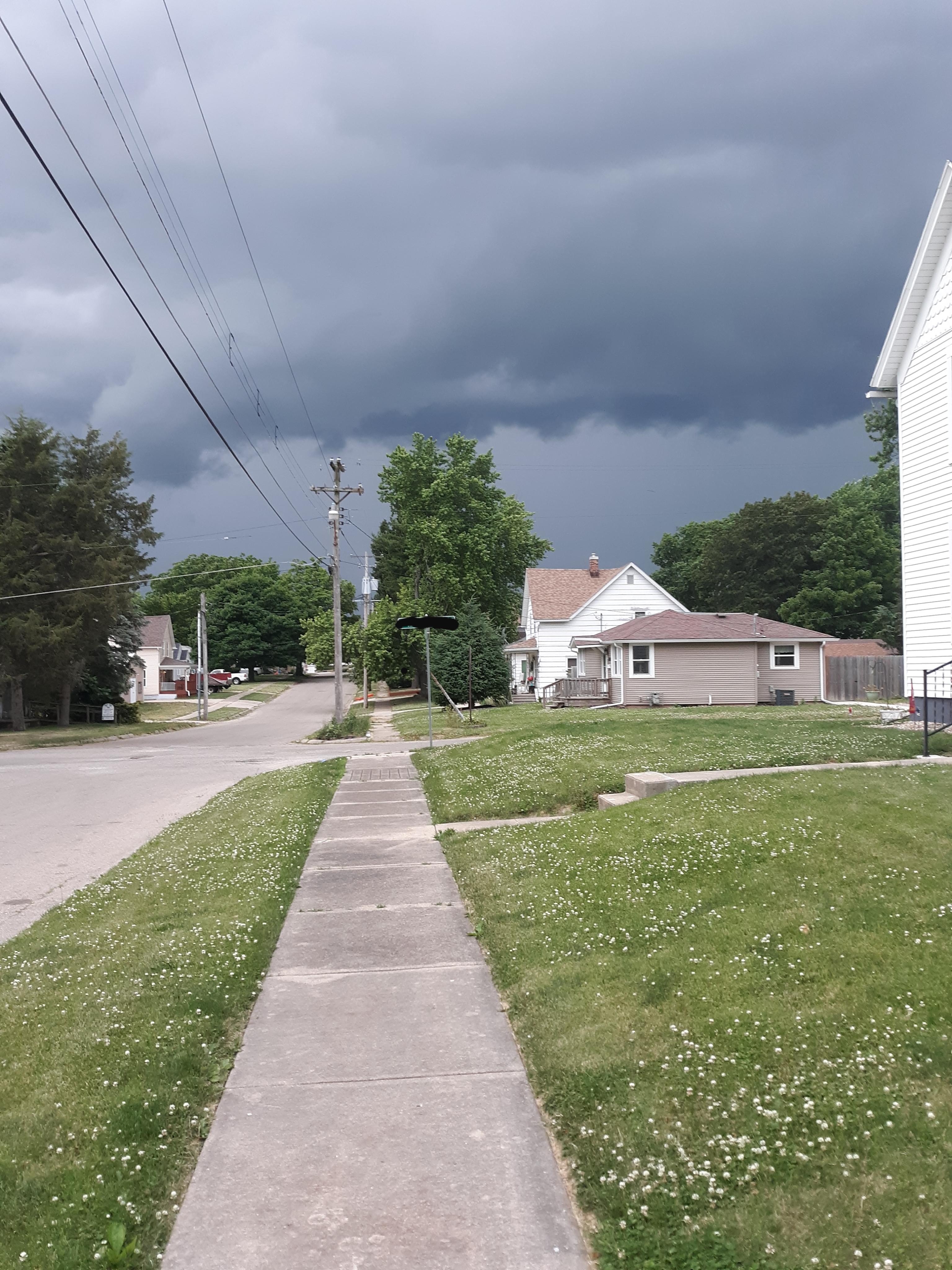 A strong thunderstorm in Illinois today r/weather