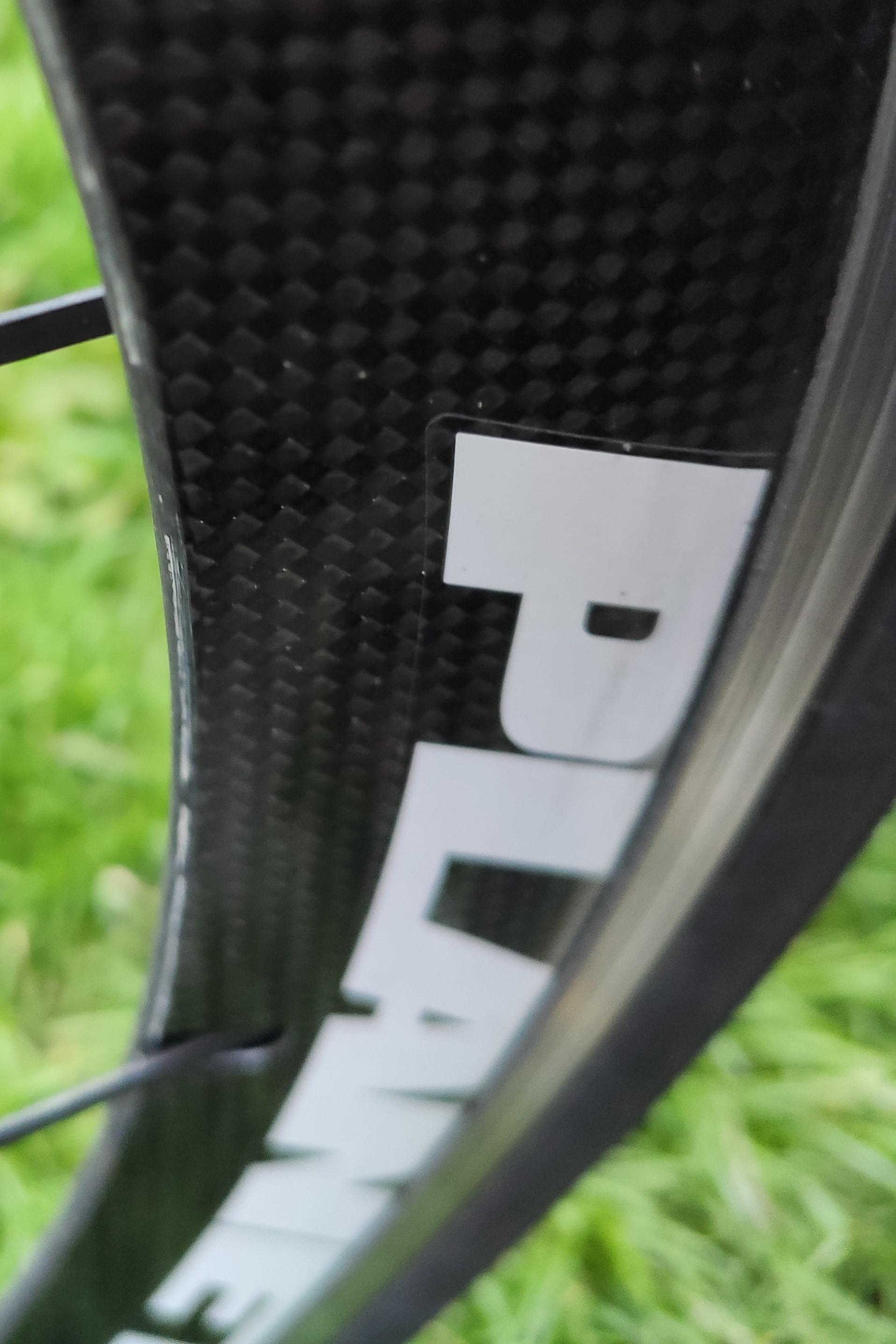 Any tips on removing decals from Carbon Rims pleeeease? 🦊 r/bikewrench